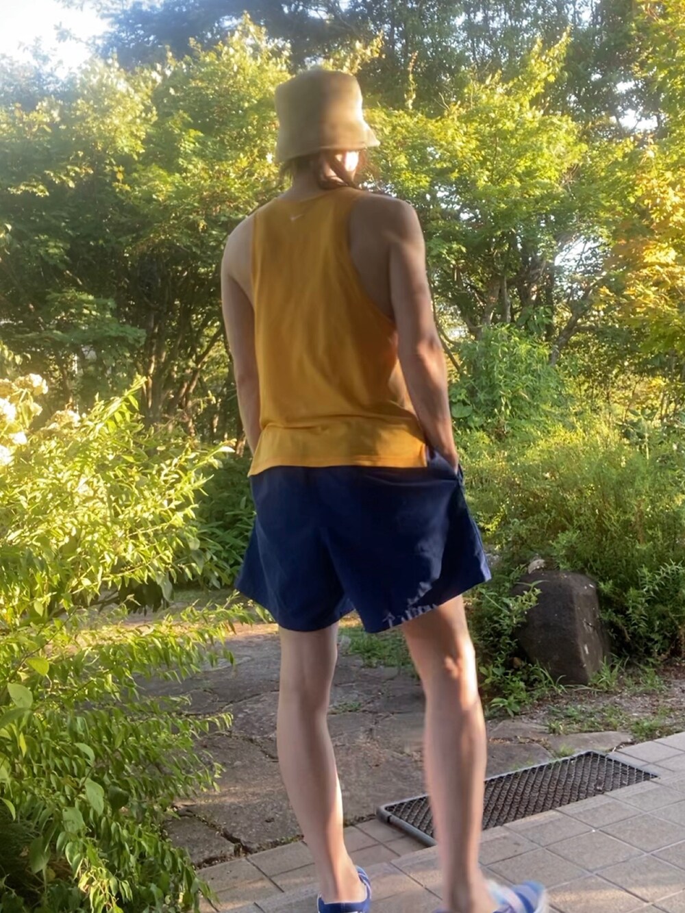 「夏コーデ、夏、タンクトップ、NIKE、patagonia、ハーフパンツ、VANS、スリッポン、バケットハット、フェススタイル」｜「フィットシステムのアイテム（帽子、ベージュ系）」を使った、shin5netさん（メンズ・167cm）の夏コーディネートの4枚目の写真