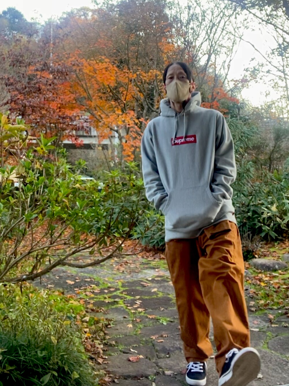 「supreme、パーカー、スニーカー、ストリート、つなぎ、秋のコーデ、冬コーデ、アウトドアスタイル」｜「Supreme のアイテム（パーカー、グレー系）」を使った、shin5netさん（メンズ・167cm）の冬コーディネートの3枚目の写真