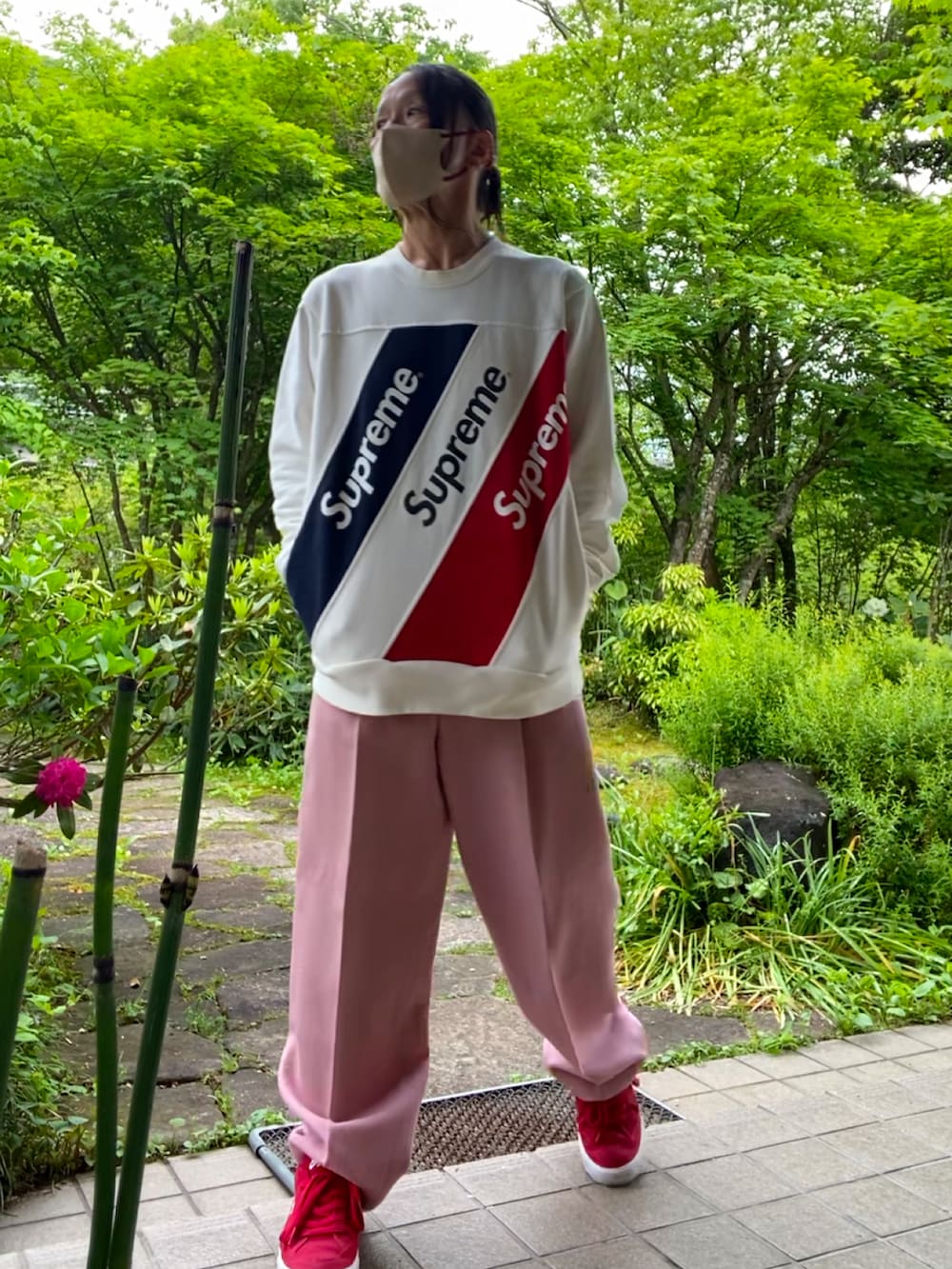 「オトナカジュアル、カジュアルコーデ、supreme、スウェット、ピアス、ピンク、スラックス、春コーデ」｜「CAREERINGのアイテム（ピアス（片耳用）、ピンク系）」を使った、shin5netさん（メンズ・167cm）の春コーディネートの2枚目の写真