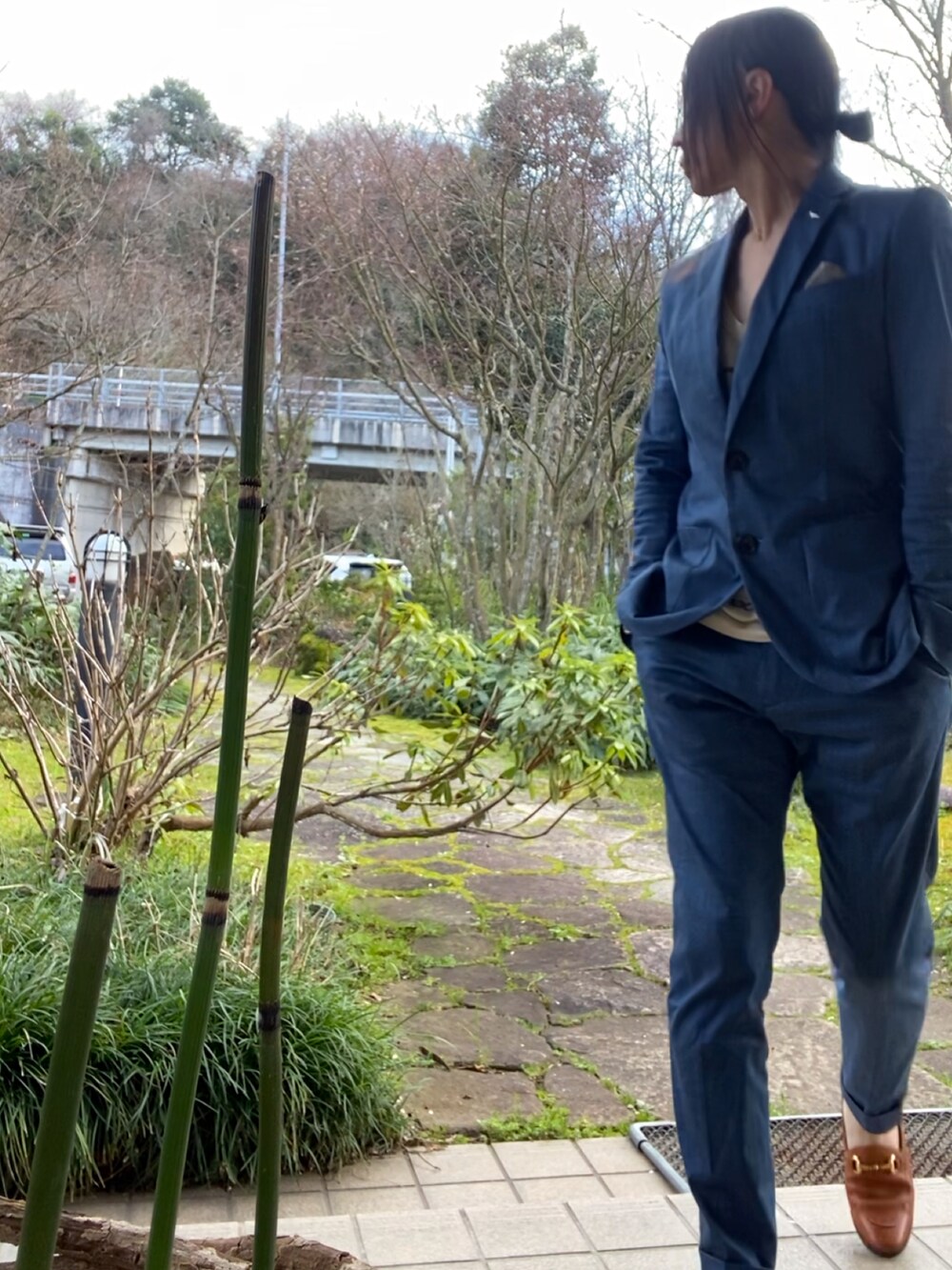 ブルー系のセットアップ、ブラウン系のスリッポン、ブラック系の腕時計を着用したメンズの冬コーディネートの3枚目の写真