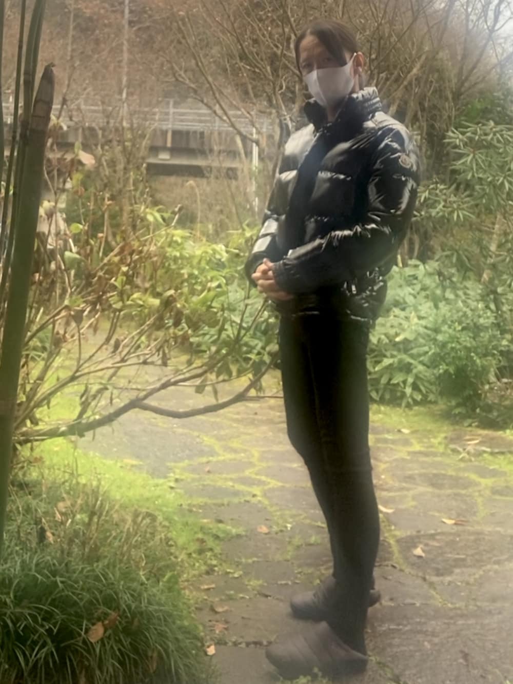 ブラック系のその他パンツ、グレー系のサンダル、ブラック系のダウンジャケット/コートを着用したメンズの冬コーディネートの2枚目の写真