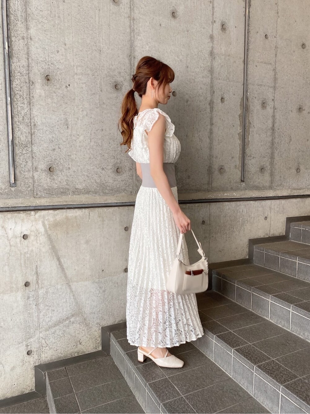 ホワイト系のパンプス、ホワイト系のワンピースを着用したレディースの春コーディネートの2枚目の写真