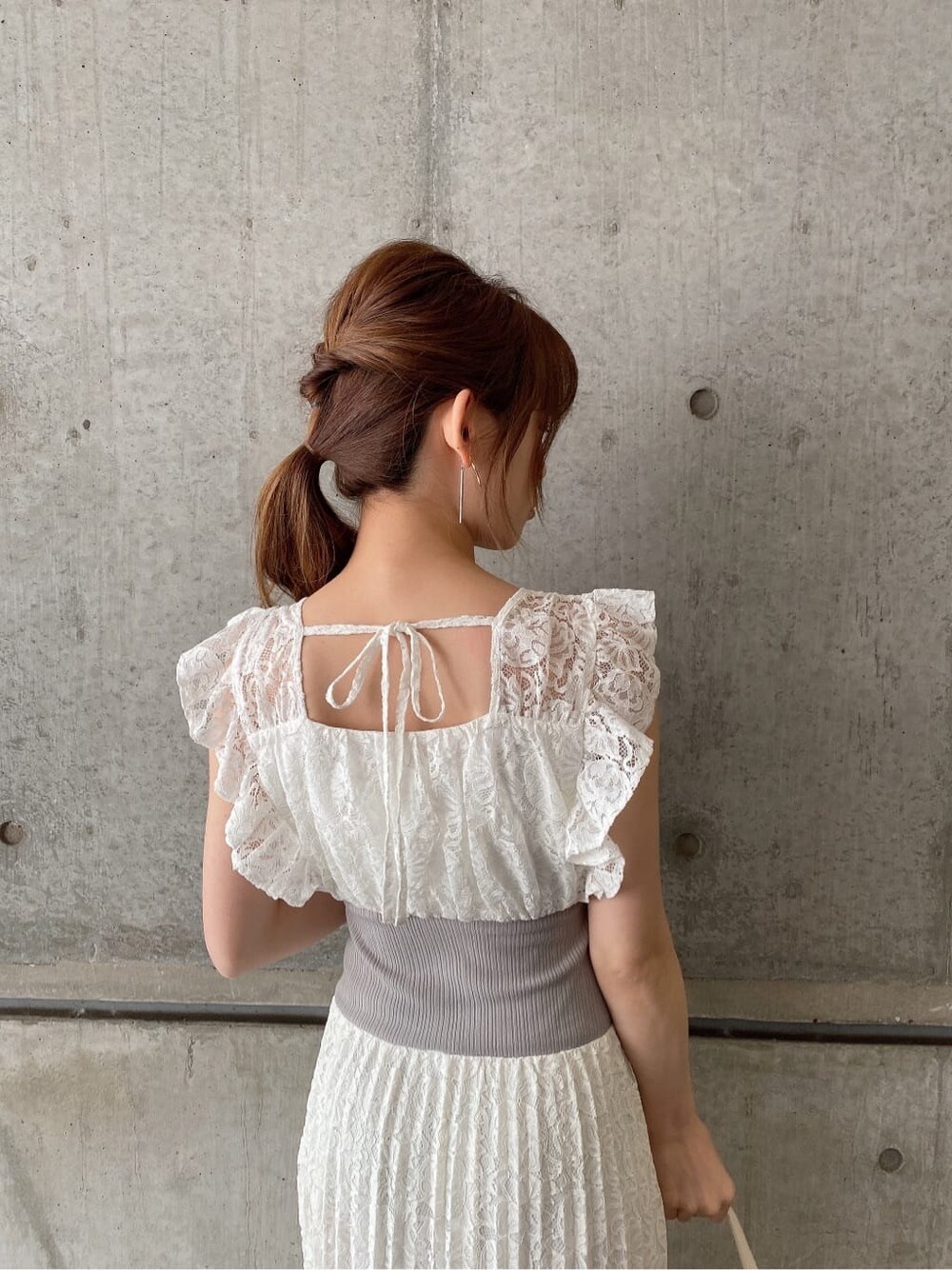 ホワイト系のパンプス、ホワイト系のワンピースを着用したレディースの春コーディネートの3枚目の写真