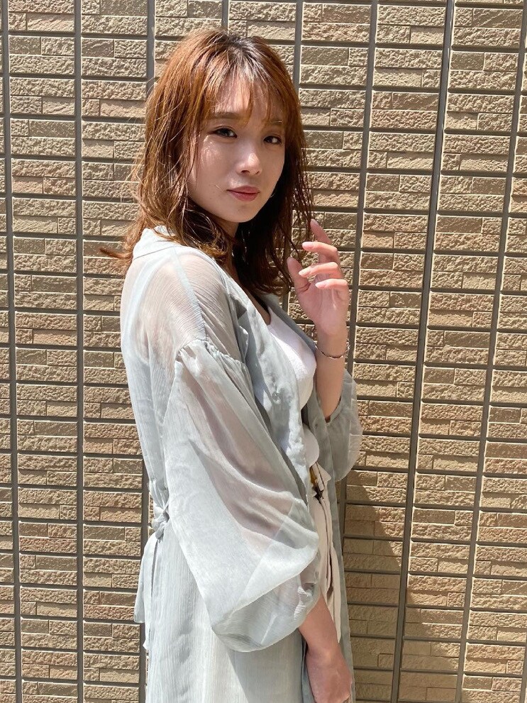 グリーン系のシャツ/ブラウス、ホワイト系のその他パンツを着用したレディースの春コーディネートの2枚目の写真