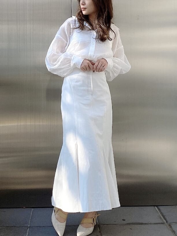 ホワイト系のシャツ/ブラウス、ホワイト系のスカートを着用したレディースの冬コーディネートの2枚目の写真