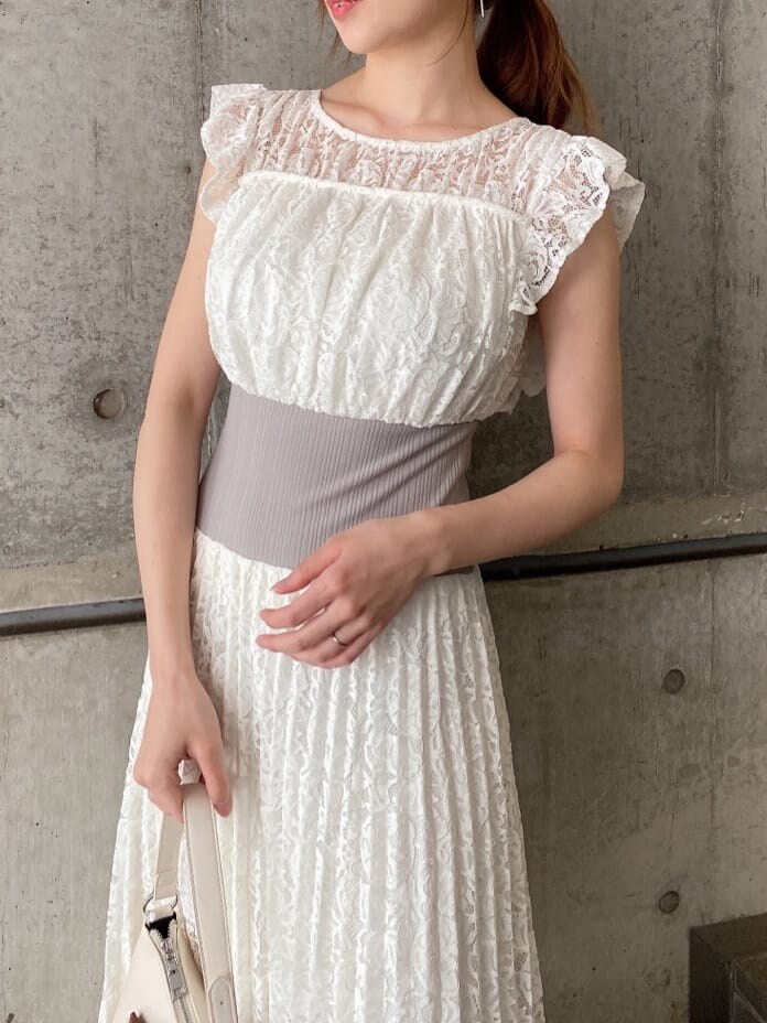 ホワイト系のパンプス、ホワイト系のワンピースを着用したレディースの春コーディネートの4枚目の写真