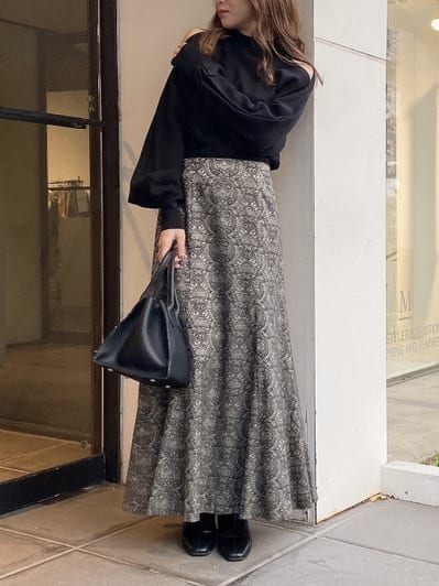 ブラック系のスカート、ブラック系のニット/セーターを着用したレディースの冬コーディネートの2枚目の写真