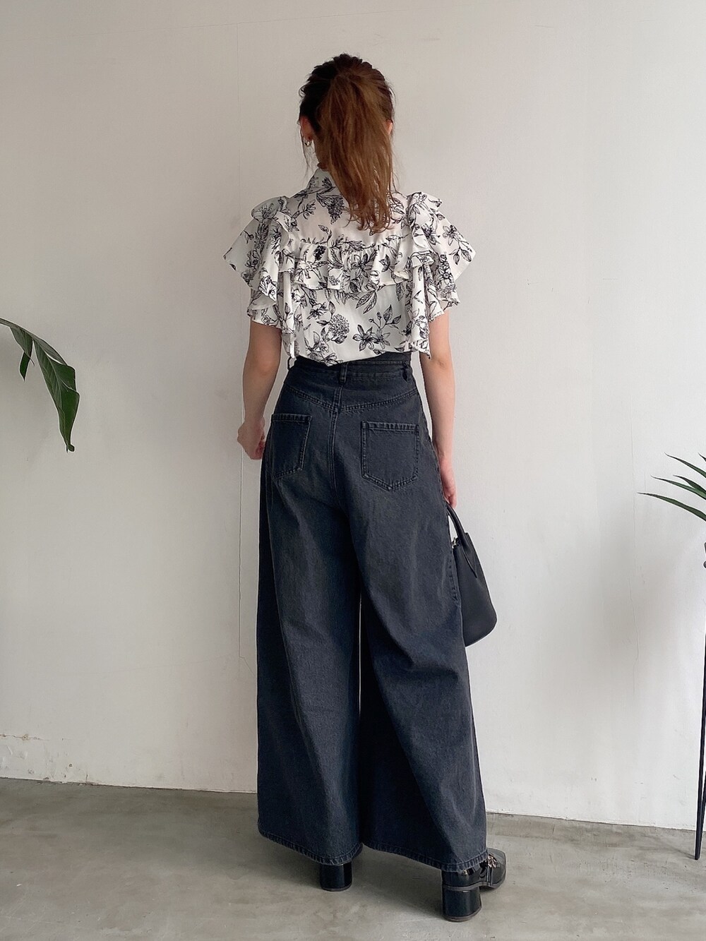 ブラック系のデニムパンツ、その他のシャツ/ブラウスを着用したレディースの春コーディネートの2枚目の写真