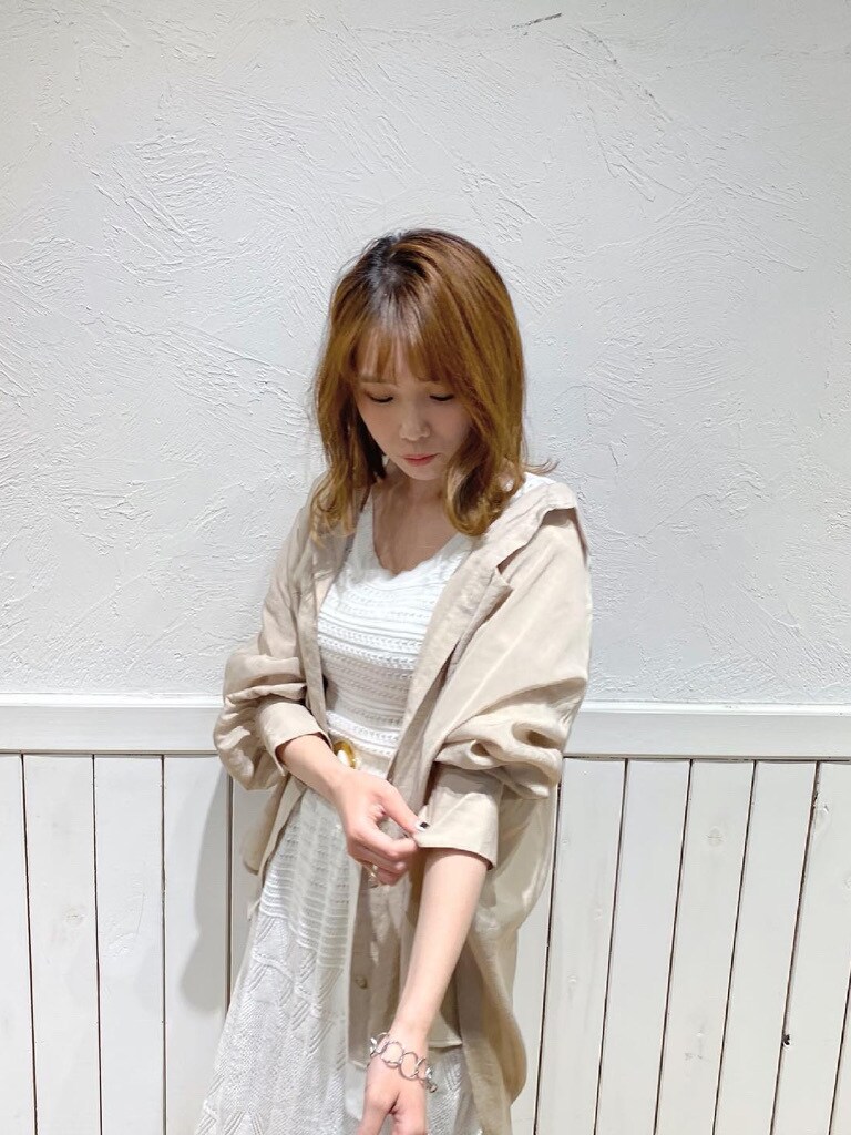 ベージュ系のシャツ/ブラウス、ホワイト系のワンピース、ブラウン系のサンダルを着用したレディースの春コーディネートの2枚目の写真