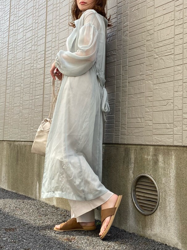 グリーン系のシャツ/ブラウス、ホワイト系のその他パンツを着用したレディースの春コーディネートの3枚目の写真