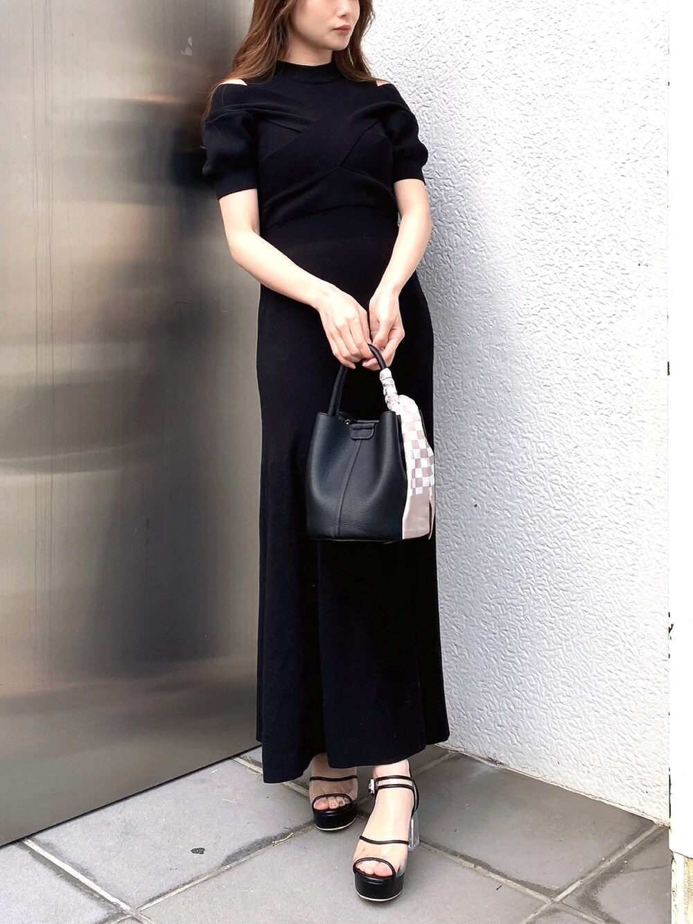 ブラック系のワンピース、ブラック系のサンダルを着用したレディースの春コーディネートの2枚目の写真