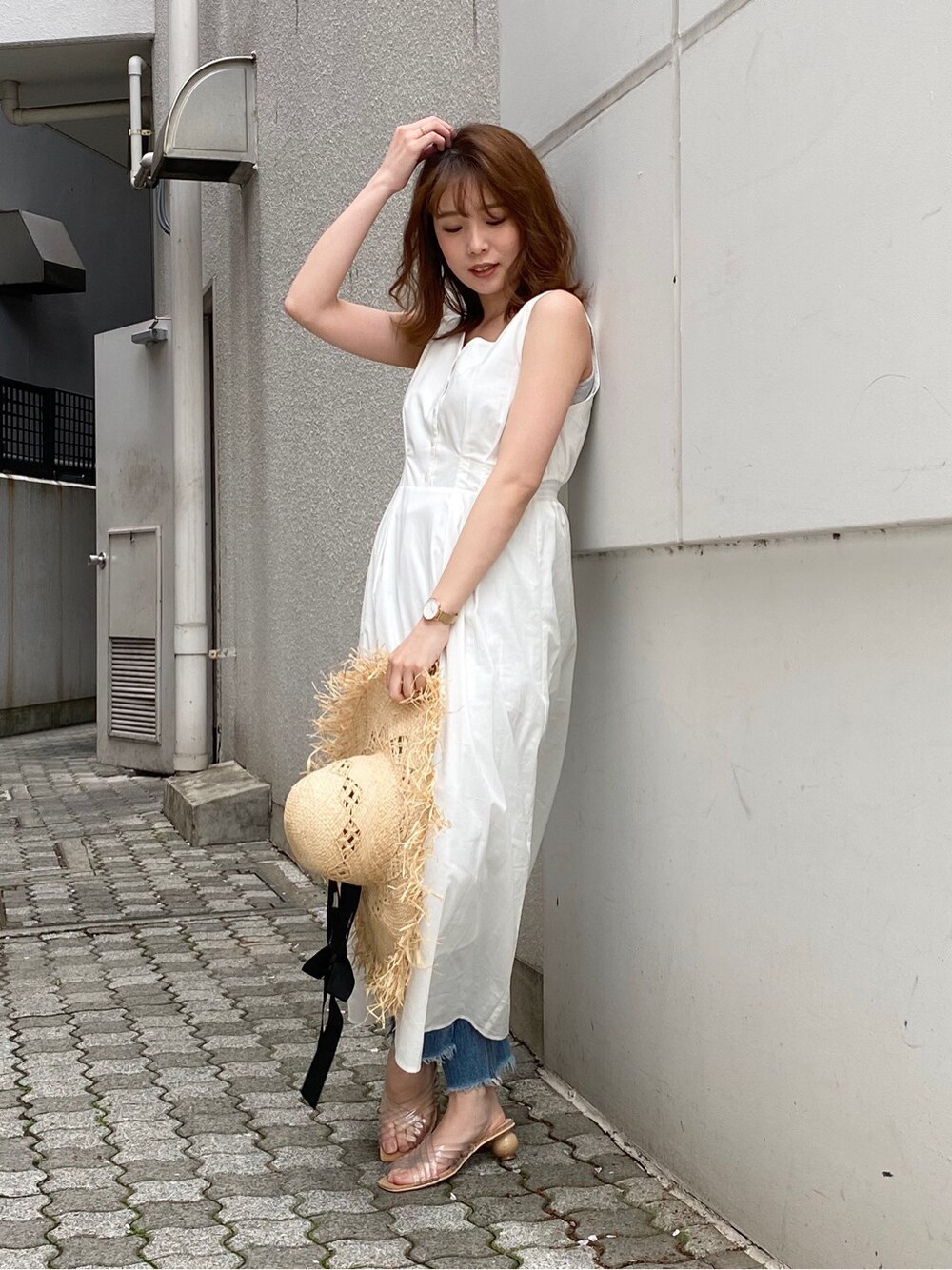 その他のサンダル、ホワイト系のワンピース、ブルー系のデニムパンツを着用したレディースの夏コーディネートの2枚目の写真