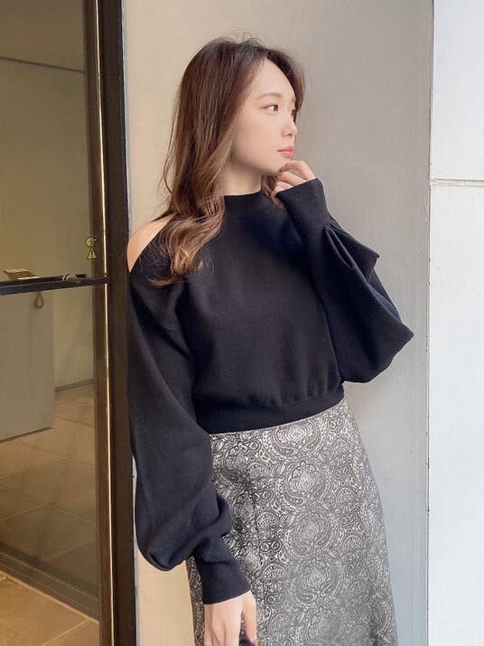 ブラック系のスカート、ブラック系のニット/セーターを着用したレディースの冬コーディネートの3枚目の写真