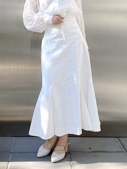 ホワイト系のシャツ/ブラウス、ホワイト系のスカートを着用したレディースの冬コーディネートの3枚目の写真