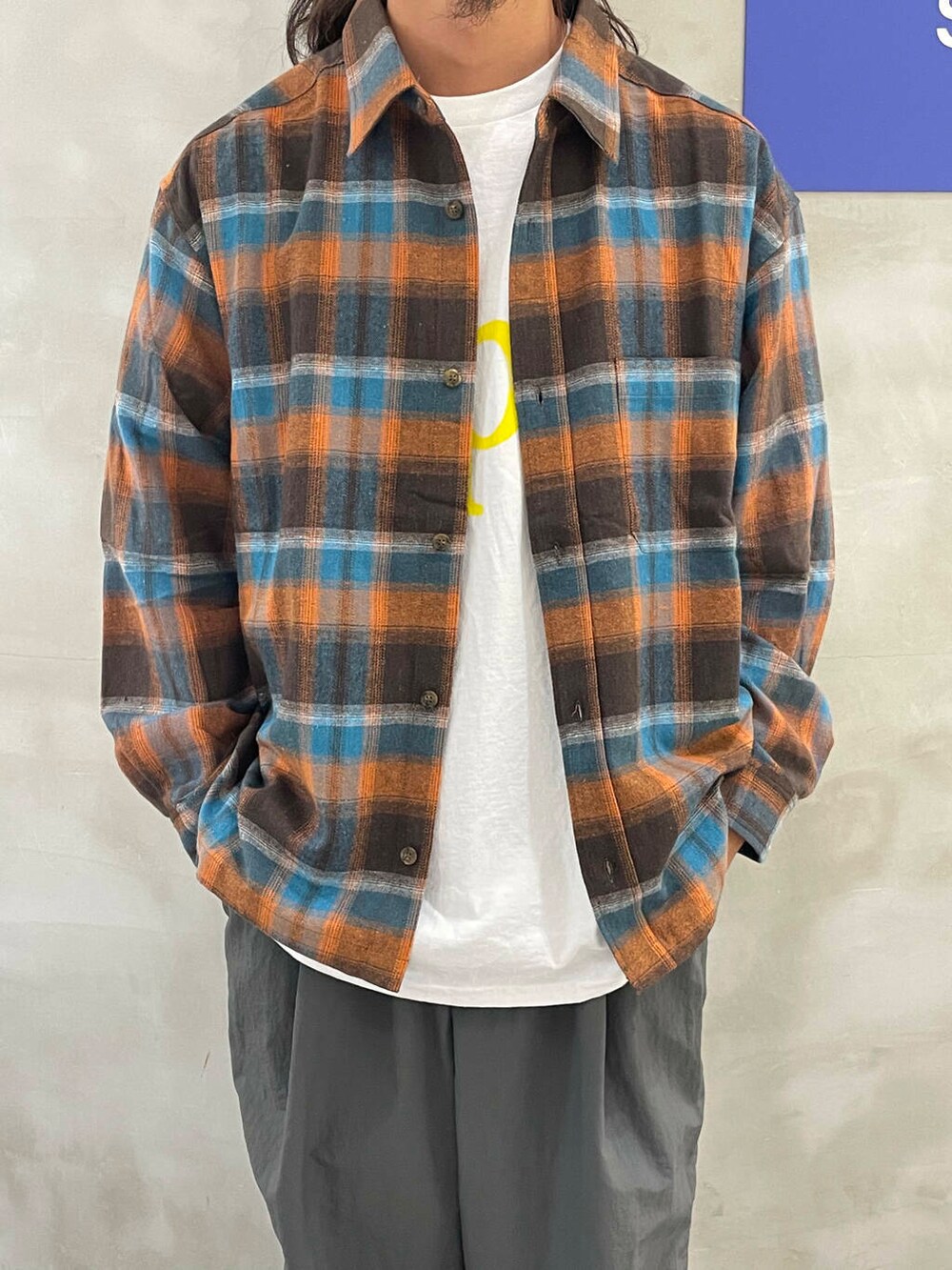 グレー系のその他パンツ、ブラウン系のシャツ/ブラウス、ホワイト系のTシャツ/カットソーを着用したメンズの秋コーディネートの2枚目の写真