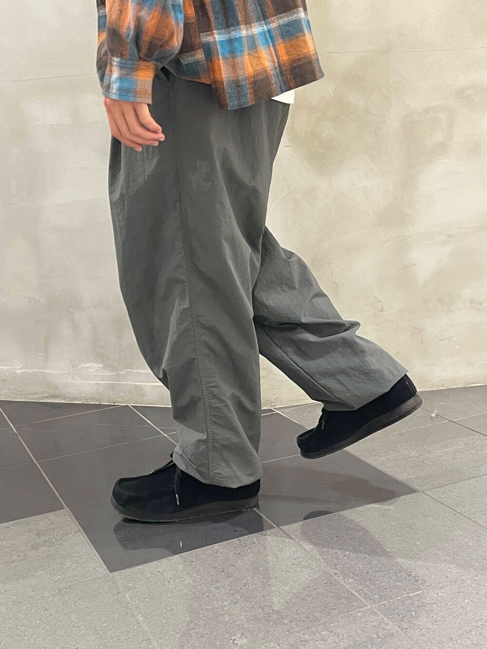 グレー系のその他パンツ、ブラウン系のシャツ/ブラウス、ホワイト系のTシャツ/カットソーを着用したメンズの秋コーディネートの3枚目の写真