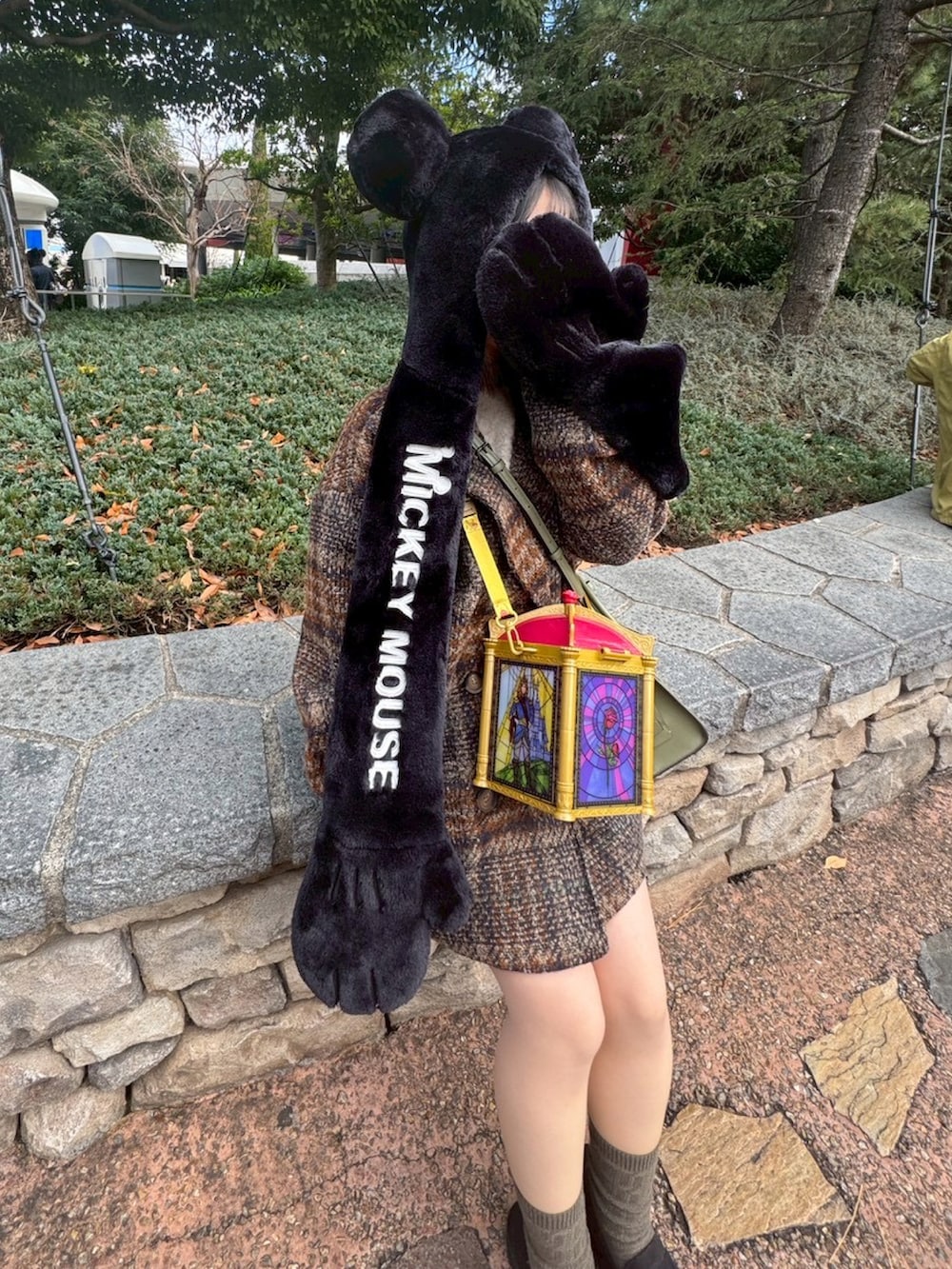 ブラック系のローファー、ブラウン系のテーラードジャケット、グリーン系のバッグを着用したレディースの冬コーディネートの3枚目の写真