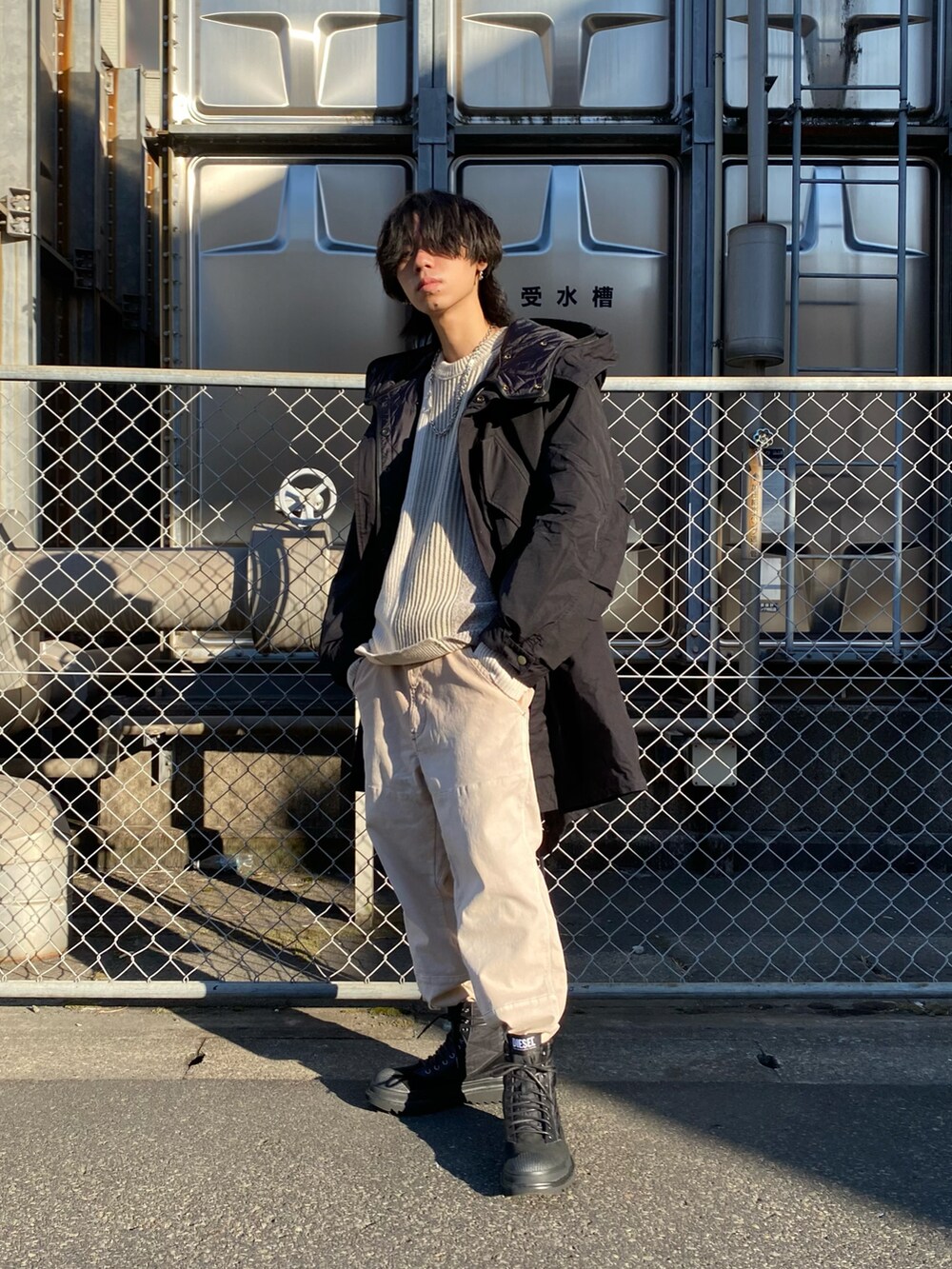 ホワイト系のトップスを着用したメンズの夏コーディネートの2枚目の写真