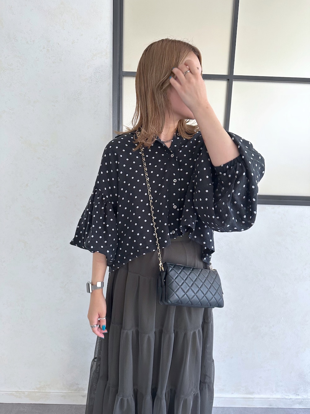 「きれいめカジュアル、シンプルコーデ、ゆるコーデ、ショート丈トップス、ブラウス、ドット、フレアスカート、メッシュ、低身長コーデ、低身長」｜「DouDouのショート丈シアーシャツ（シャツ/ブラウス、ブラック系）」を使った、doudouyukieさん（レディース・152cm）の夏コーディネートの2枚目の写真