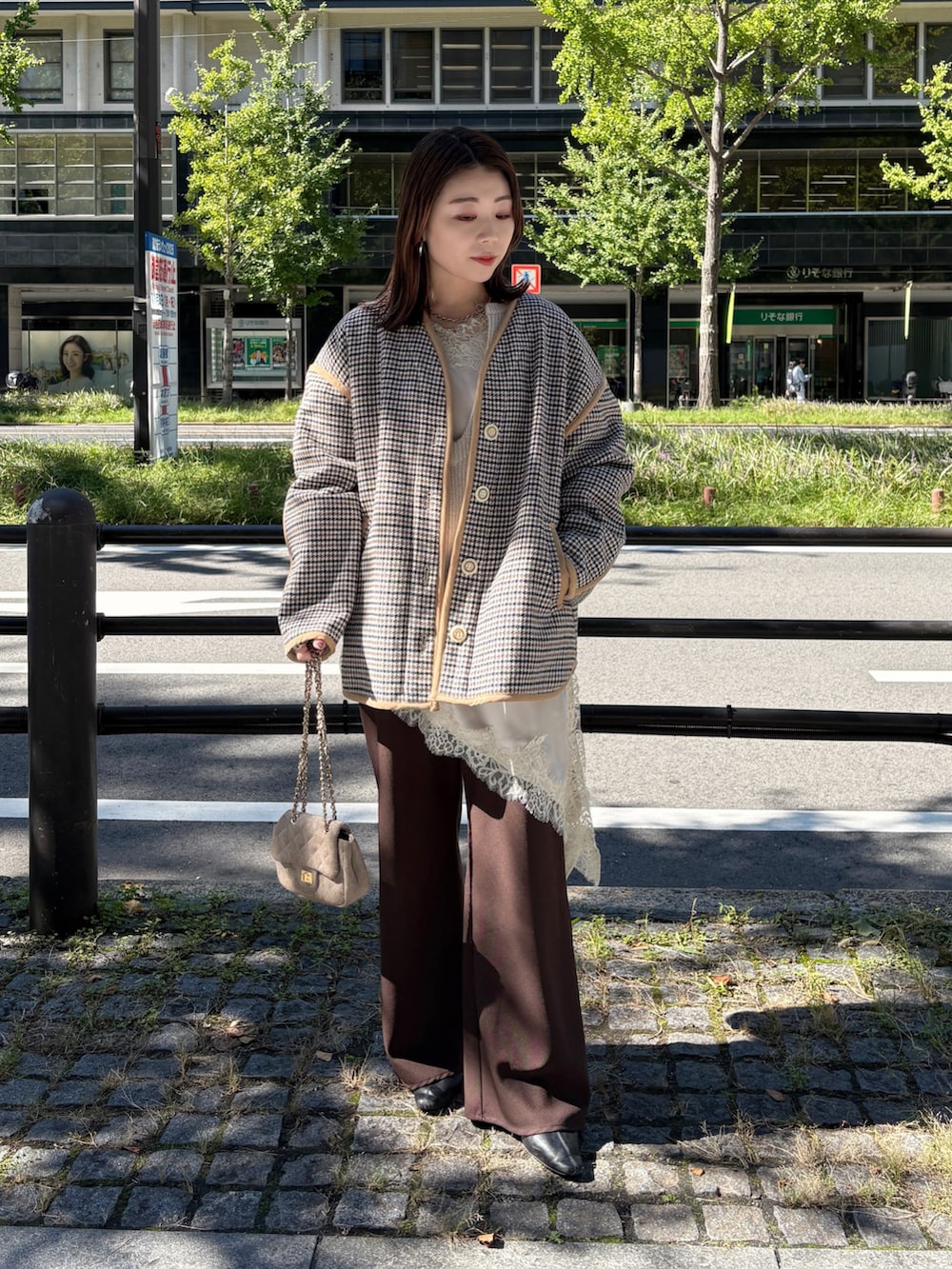 ベージュ系のその他アウター、ホワイト系のニット/セーター、ベージュ系のキャミソールを着用したレディースの秋コーディネートの2枚目の写真