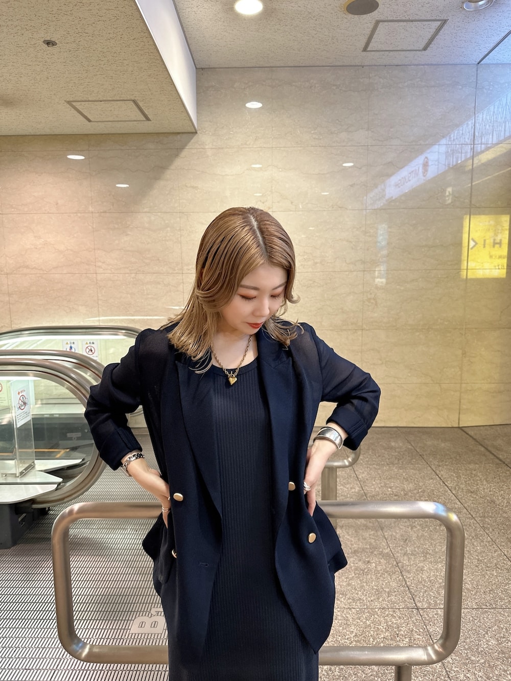「シンプルコーデ、お出かけコーデ、きれいめカジュアル、夏コーデ、着回しコーデ、低身長女子、ジャケット、ネイビー、ワントーンコーデ、ワンピース、ワンピーススタイル」｜「DouDouのランダムリブ2WAYタンクワンピース（ワンピース、ブルー系）」を使った、doudouyukieさん（レディース・152cm）の夏コーディネートの2枚目の写真