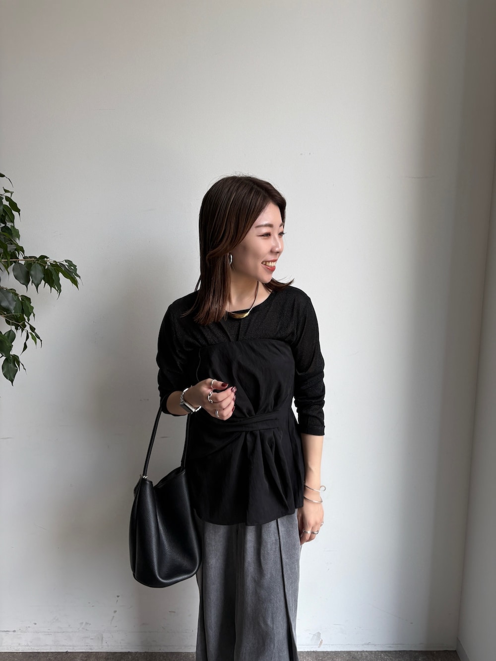 「秋服準備はじめました、ビスチェ、ビスチェ×デニム、ブラックコーデ、ブラックデニム、ロンT、低身長、低身長コーデ、低身長女子、ワントーンコーデ、ワントーン」｜「DouDouのアシメタックビスチェ（シャツ/ブラウス、ブラック系）」を使った、doudouyukieさん（レディース・153cm）の秋コーディネートの4枚目の写真