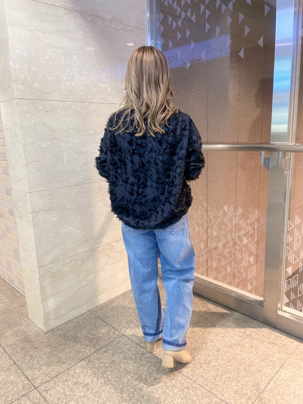 「春服みてみて、オトナカワイイ、大人カジュアル、春カラー、ジャガード、デニム、デニムパンツ、パンツスタイル、春、ミニバッグ、低身長、低身長コーデ、低身長女子」｜「DouDouのジャガード切替ブラウス（シャツ/ブラウス、ブラック系）」を使った、doudouyukieさん（レディース・152cm）の春コーディネートの3枚目の写真