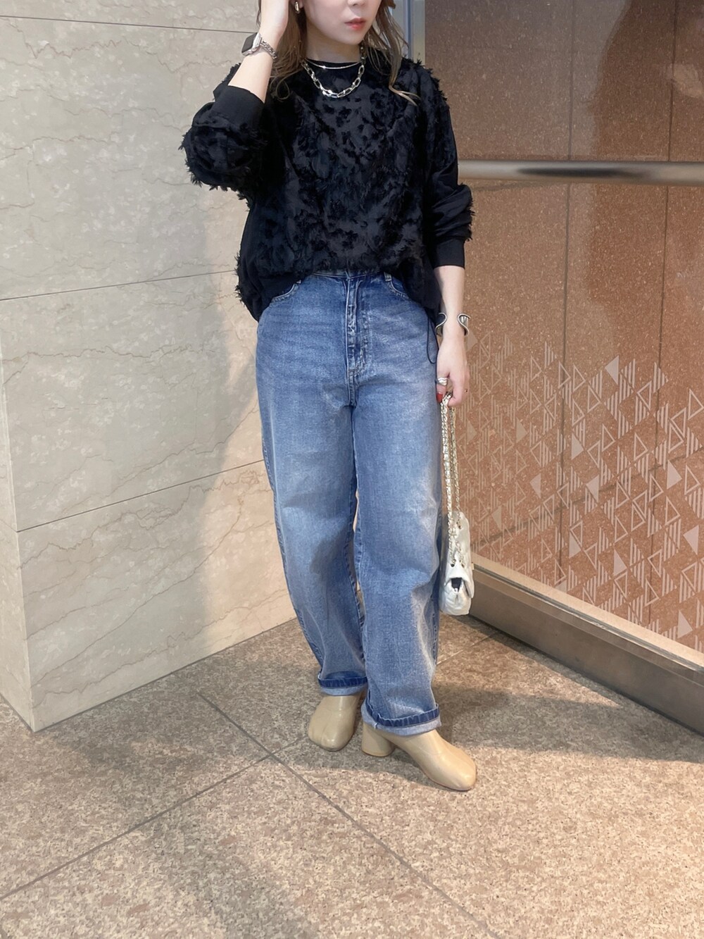 「春服みてみて、オトナカワイイ、大人カジュアル、春カラー、ジャガード、デニム、デニムパンツ、パンツスタイル、春、ミニバッグ、低身長、低身長コーデ、低身長女子」｜「DouDouのジャガード切替ブラウス（シャツ/ブラウス、ブラック系）」を使った、doudouyukieさん（レディース・152cm）の春コーディネートの2枚目の写真