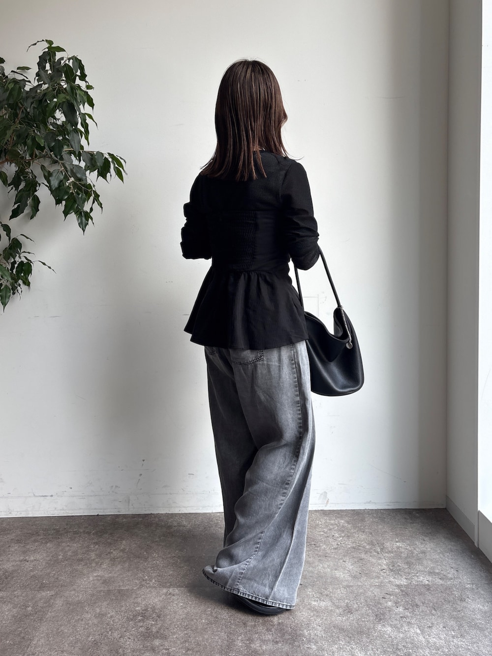 「秋服準備はじめました、ビスチェ、ビスチェ×デニム、ブラックコーデ、ブラックデニム、ロンT、低身長、低身長コーデ、低身長女子、ワントーンコーデ、ワントーン」｜「DouDouのアシメタックビスチェ（シャツ/ブラウス、ブラック系）」を使った、doudouyukieさん（レディース・153cm）の秋コーディネートの3枚目の写真