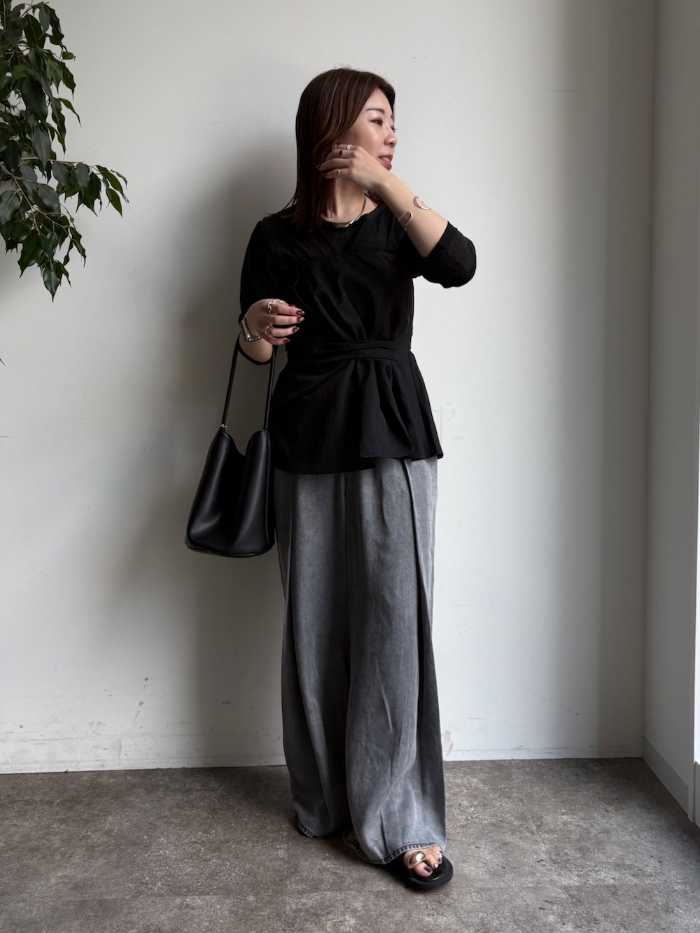 「秋服準備はじめました、ビスチェ、ビスチェ×デニム、ブラックコーデ、ブラックデニム、ロンT、低身長、低身長コーデ、低身長女子、ワントーンコーデ、ワントーン」｜「DouDouのアシメタックビスチェ（シャツ/ブラウス、ブラック系）」を使った、doudouyukieさん（レディース・153cm）の秋コーディネートの2枚目の写真