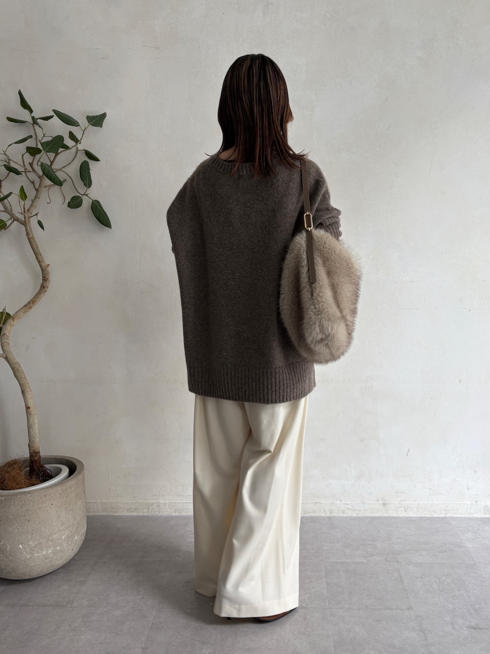 ベージュ系のニット/セーター、ホワイト系のその他パンツを着用したレディースの秋コーディネートの3枚目の写真