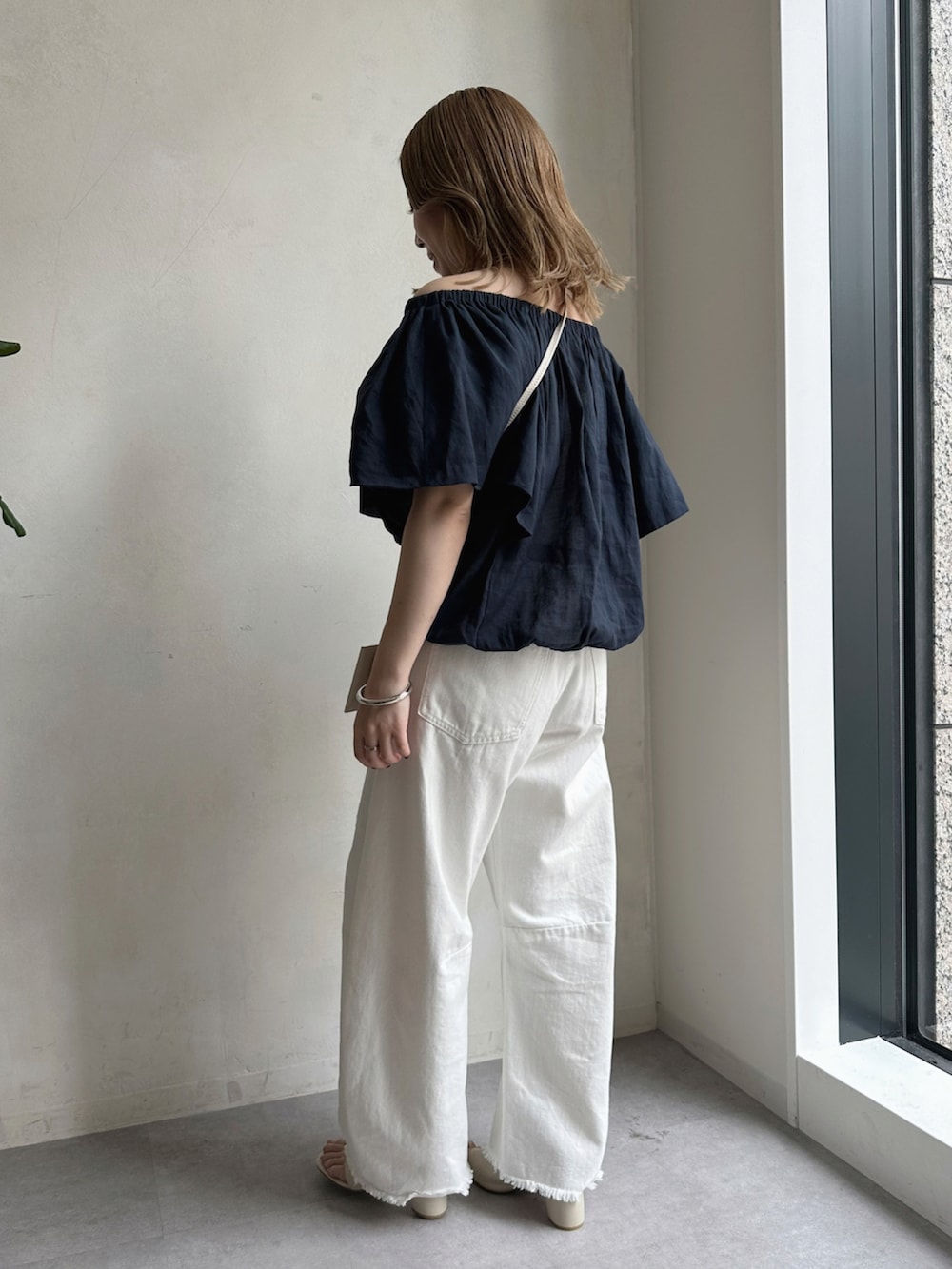 「夏、シンプルコーデ、パンツスタイル、大人コーデ、デニム、ダメージデニムパンツ、オフショル、サンダル、大人カジュアル、低身長コーデ、休日スタイル」｜「DouDouのリネンフリルオフショルブラウス（シャツ/ブラウス、ブルー系）」を使った、doudouyukieさん（レディース・152cm）の夏コーディネートの2枚目の写真