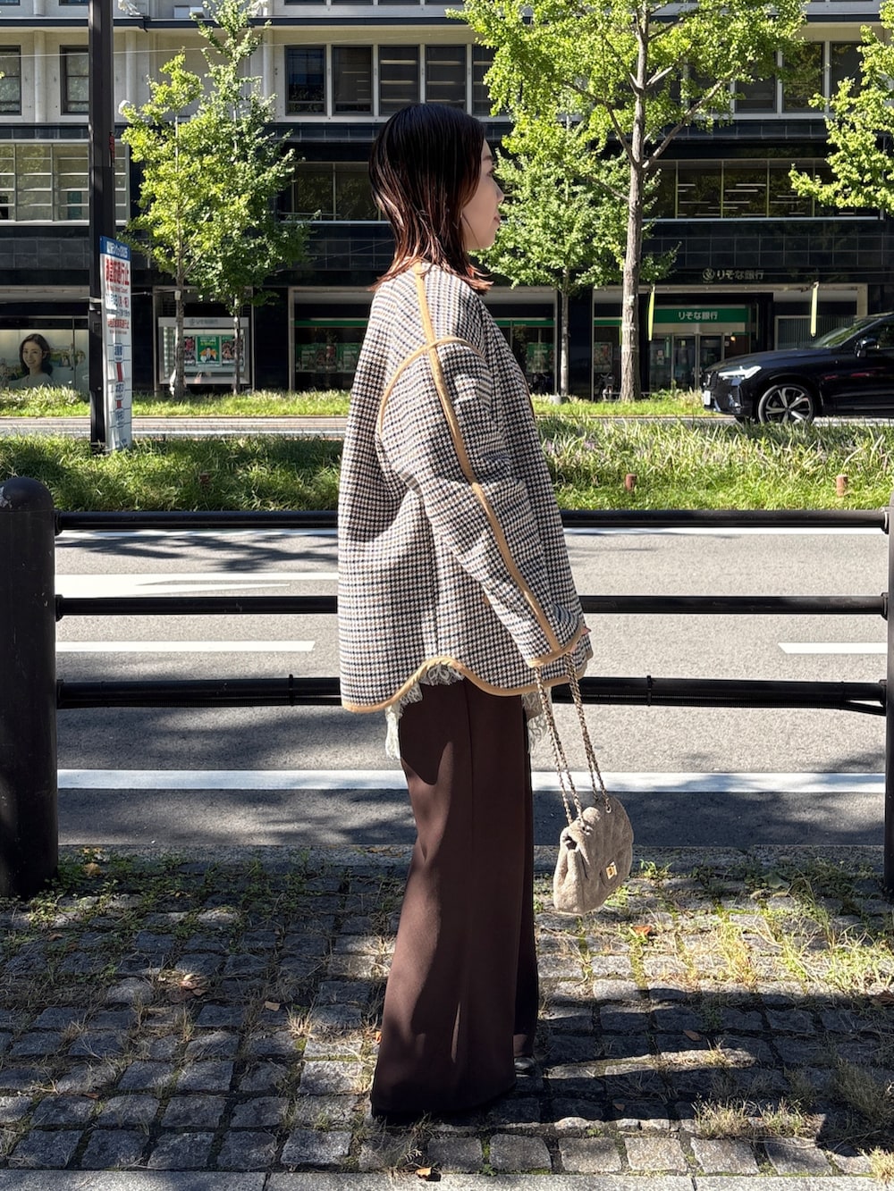 ベージュ系のその他アウター、ホワイト系のニット/セーター、ベージュ系のキャミソールを着用したレディースの秋コーディネートの3枚目の写真