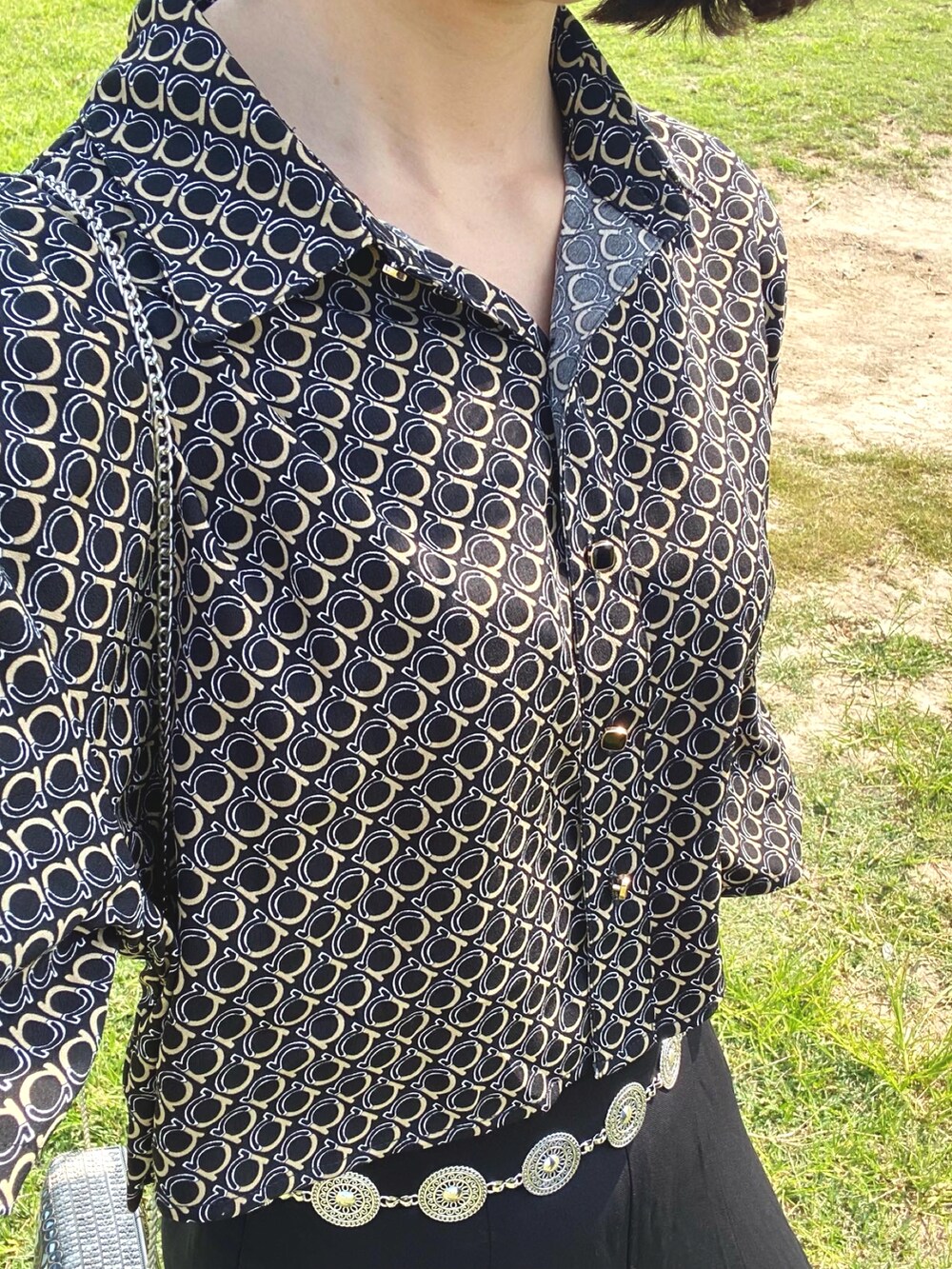 ブラック系のシャツ/ブラウス、ブラック系のパンツを着用したレディースの春コーディネートの4枚目の写真