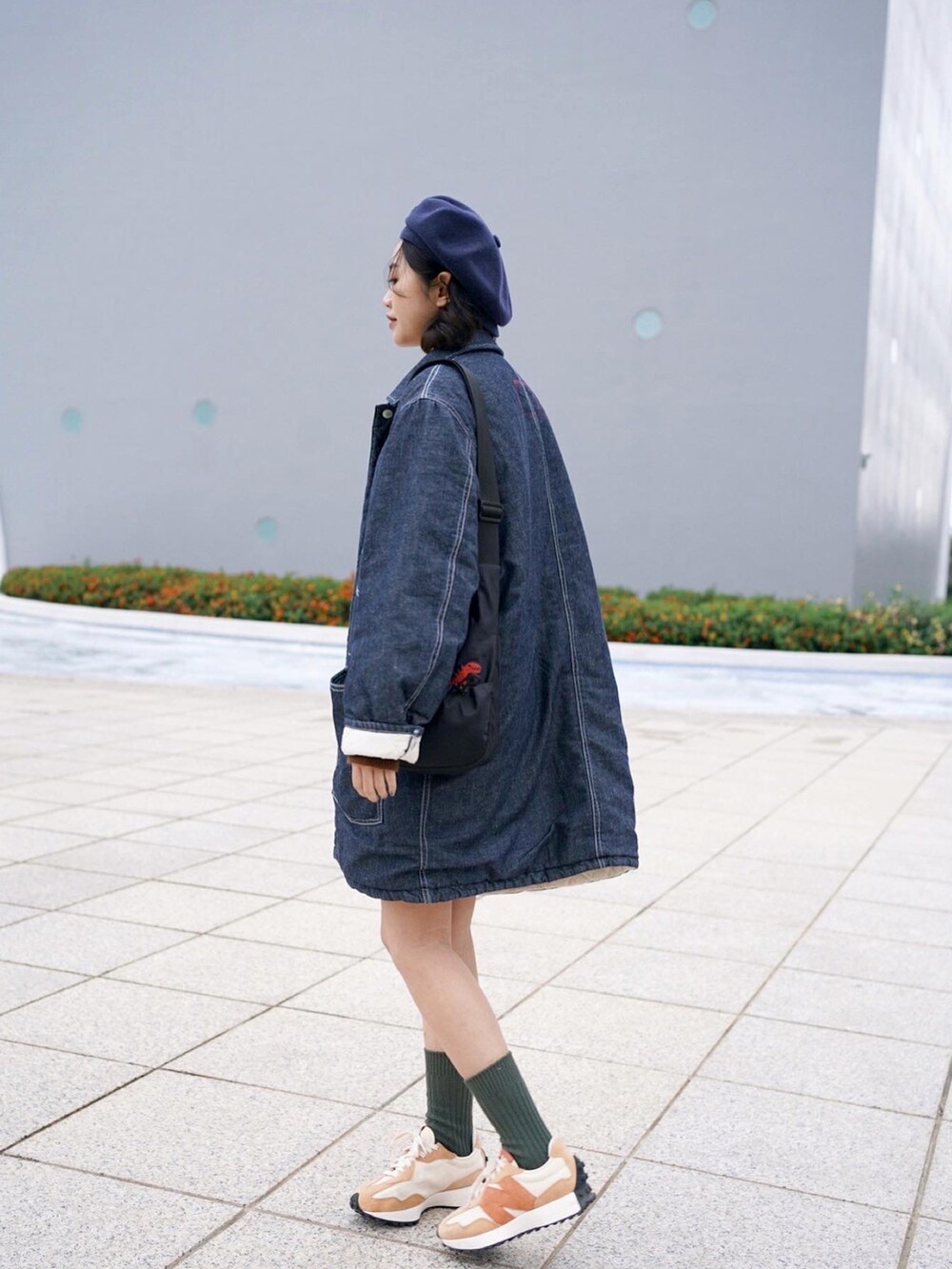 「ootd、街頭穿搭、休閒、oversize、日系極簡、牛仔外套、日系混搭、街頭混搭、街頭、KANGOL、Levi's、多層次穿搭、多層次、ootdfashion、OOTD」｜「NEW BALANCEのアイテム（スニーカー、オレンジ系）」を使った、口天小姐 Cotinさん（レディース・165cm）の春コーディネートの3枚目の写真
