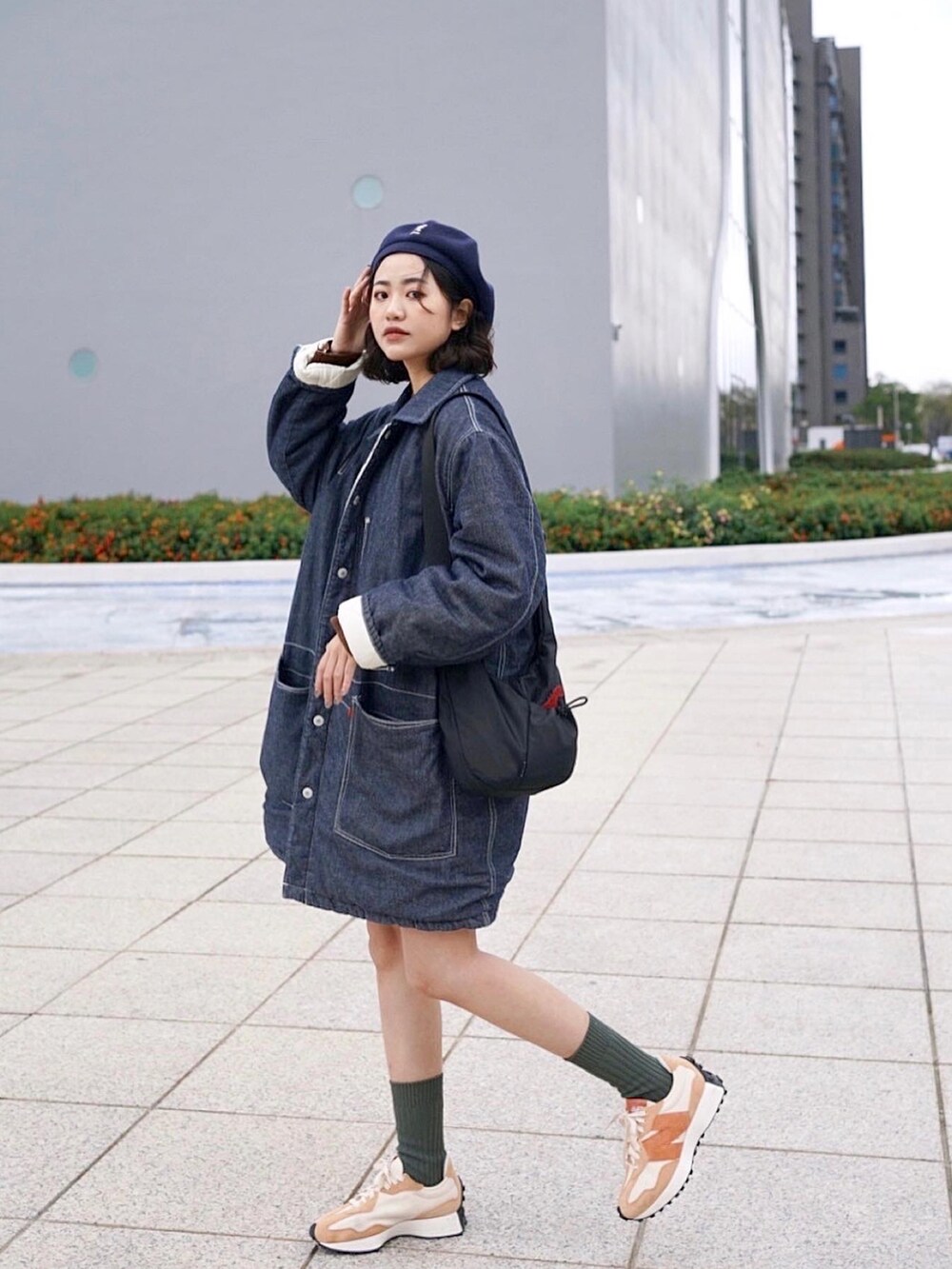 「ootd、街頭穿搭、休閒、oversize、日系極簡、牛仔外套、日系混搭、街頭混搭、街頭、KANGOL、Levi's、多層次穿搭、多層次、ootdfashion、OOTD」｜「NEW BALANCEのアイテム（スニーカー、オレンジ系）」を使った、口天小姐 Cotinさん（レディース・165cm）の春コーディネートの2枚目の写真