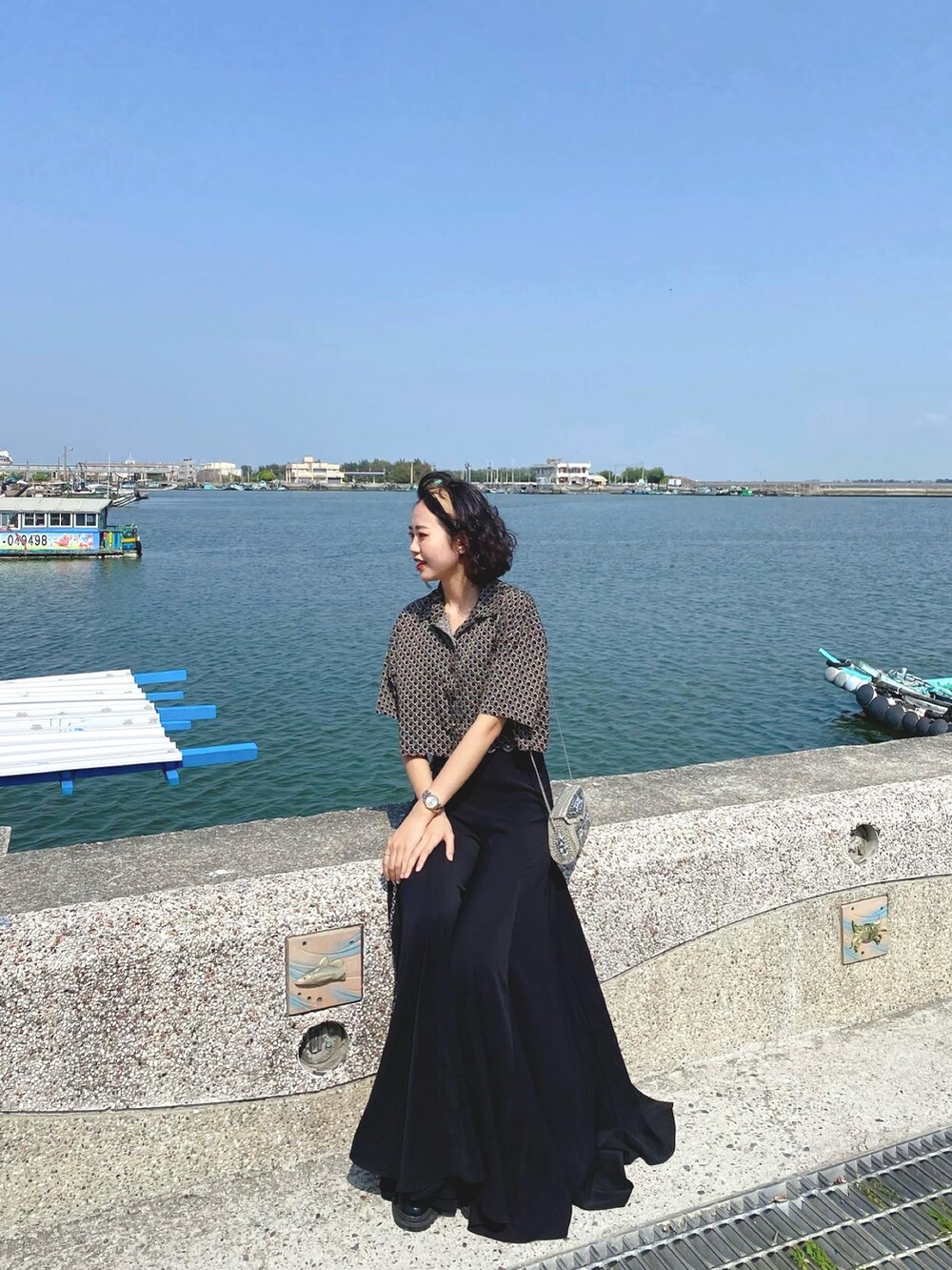 ブラック系のシャツ/ブラウス、ブラック系のパンツを着用したレディースの春コーディネートの3枚目の写真