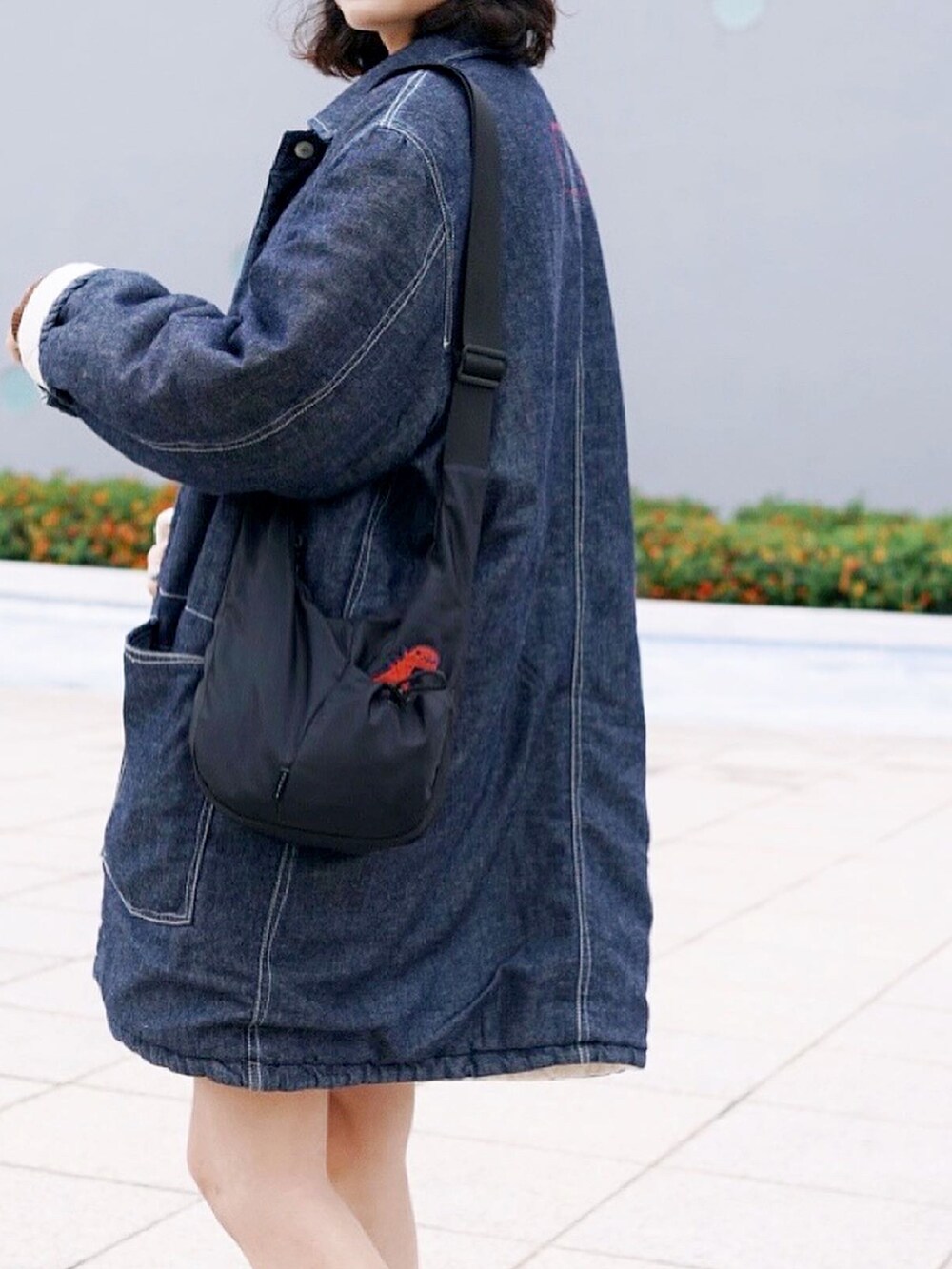 「ootd、街頭穿搭、休閒、oversize、日系極簡、牛仔外套、日系混搭、街頭混搭、街頭、KANGOL、Levi's、多層次穿搭、多層次、ootdfashion、OOTD」｜「NEW BALANCEのアイテム（スニーカー、オレンジ系）」を使った、口天小姐 Cotinさん（レディース・165cm）の春コーディネートの4枚目の写真