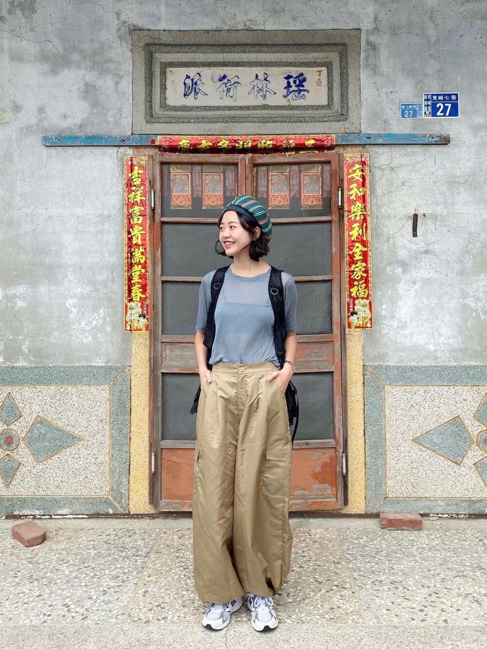 シルバー系のスニーカー、ブラック系のシャツ/ブラウスを着用したレディースの春コーディネートの2枚目の写真