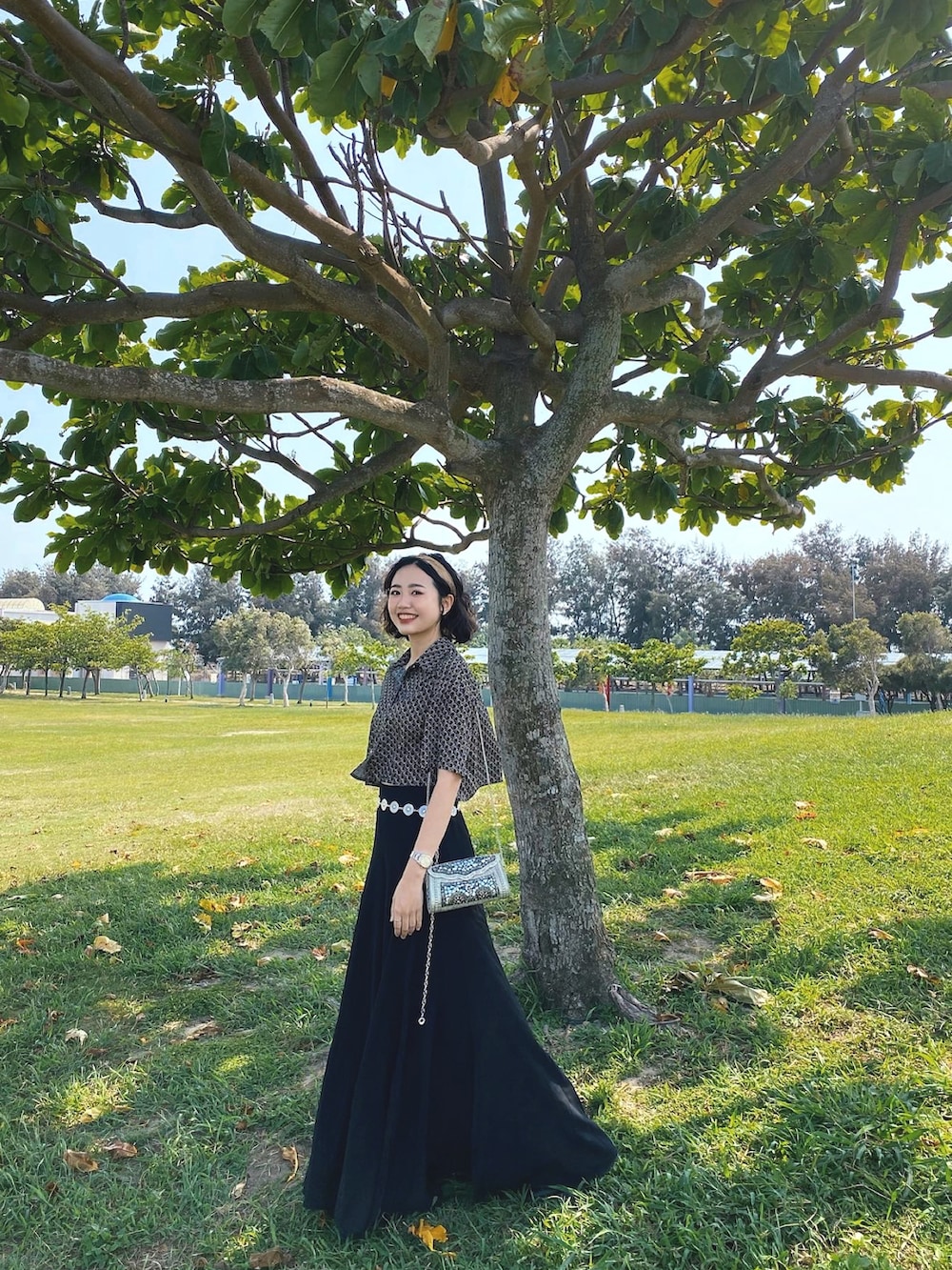 ブラック系のシャツ/ブラウス、ブラック系のパンツを着用したレディースの春コーディネートの2枚目の写真