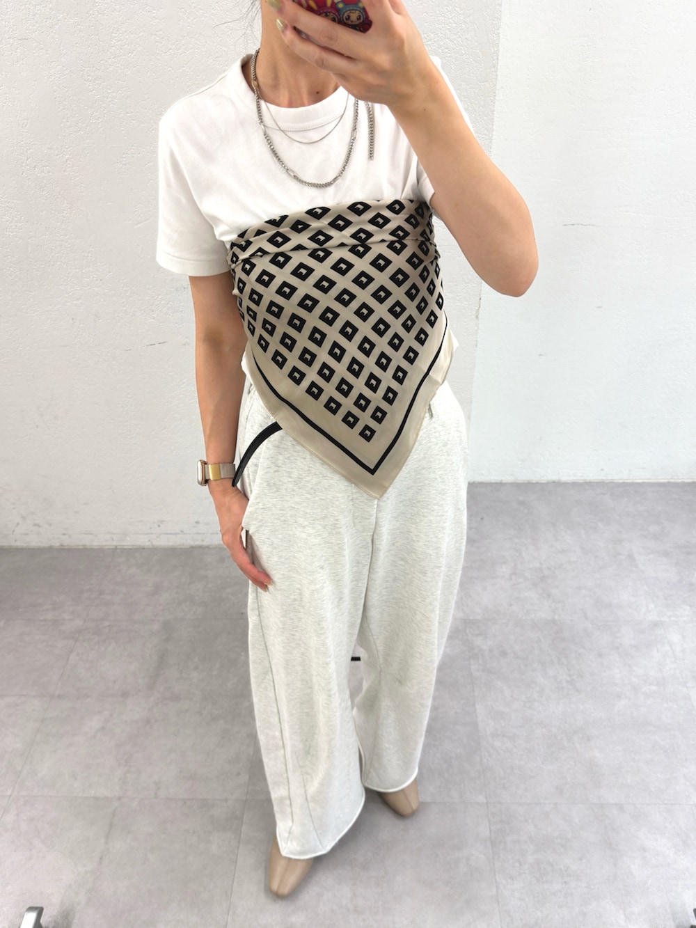 「夏コーデ、白Tシャツ、お出かけコーデ、プチプラ、大人カジュアルコーデ、骨格ウェーブ、30代コーデ、UNIQLO、ユニクロ、ママコーデ、ママファッション、スカーフ、ビスチェ、スウエットパンツ、レイヤードスタイル」｜「mysticのプリントスカーフ（バンダナ/スカーフ、ブラック系）」を使った、YURIさん（骨格ウェーブ・レディース・153cm）の夏コーディネートの3枚目の写真