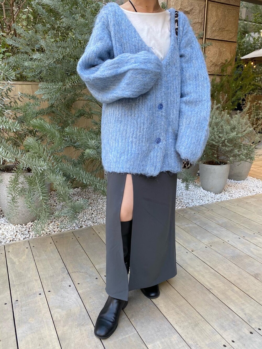 「大人カジュアル、カーディガン、ママコーデ、スカパン、ロングブーツ、ママファッション、ブルー、ブーツ、低身長、シャギーカーディガン、ミスティック(mystic)、きれいめカジュアル、大人女子、ロングスカート、私の推しブランド」｜「mysticの【新色追加！】ウール混シャギーカーディガン（カーディガン/ボレロ、ブルー系）」を使った、YURIさん（レディース・153cm）の冬コーディネートの2枚目の写真