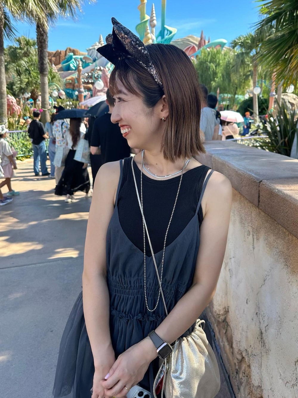 「大人コーデ、ディズニーコーデ、ディズニー、disney、シミラールック、おそろいコーデ、リンクコーデ、キャミソール、スラックス、スラックスパンツ、パンツスタイル、秋コーデ、秋服準備はじめました、低身長女子、サンダル」｜「mysticのシャーリングキャミソール（キャミソール、ブラック系）」を使った、YURIさん（レディース・153cm）の夏コーディネートの2枚目の写真