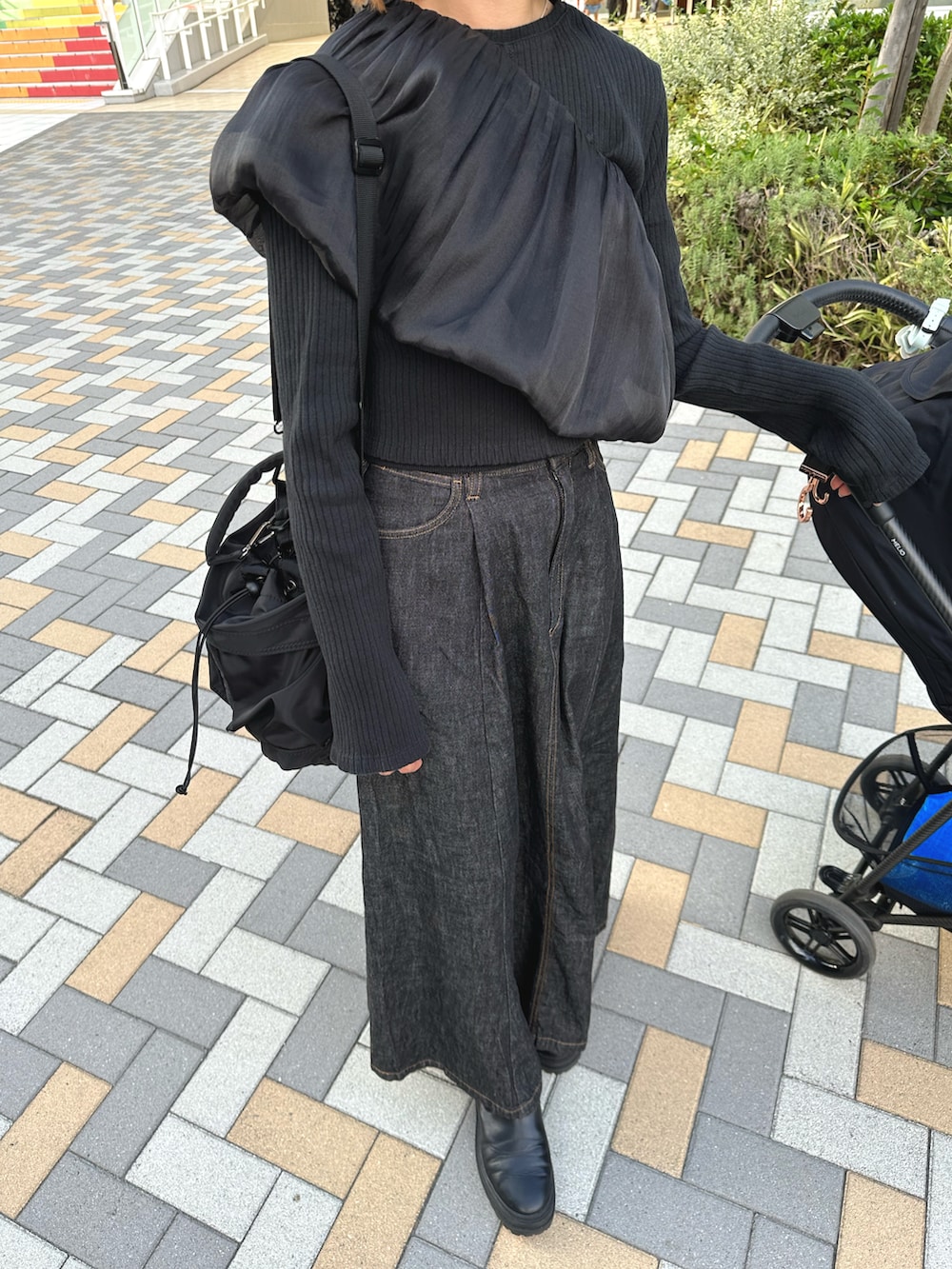「オトナカジュアル、秋、ママコーデ、ママファッション、デニムスカート、オールブラック、秋服準備はじめました、ブーツ、レイヤードスタイル、お出かけコーデ、デニムコーデ、Wrangler、mystic、モノトーン、ブラック」｜「mysticのマルチWAYフリルキャミソール（キャミソール、ブラック系）」を使った、YURIさん（レディース・153cm）の秋コーディネートの2枚目の写真