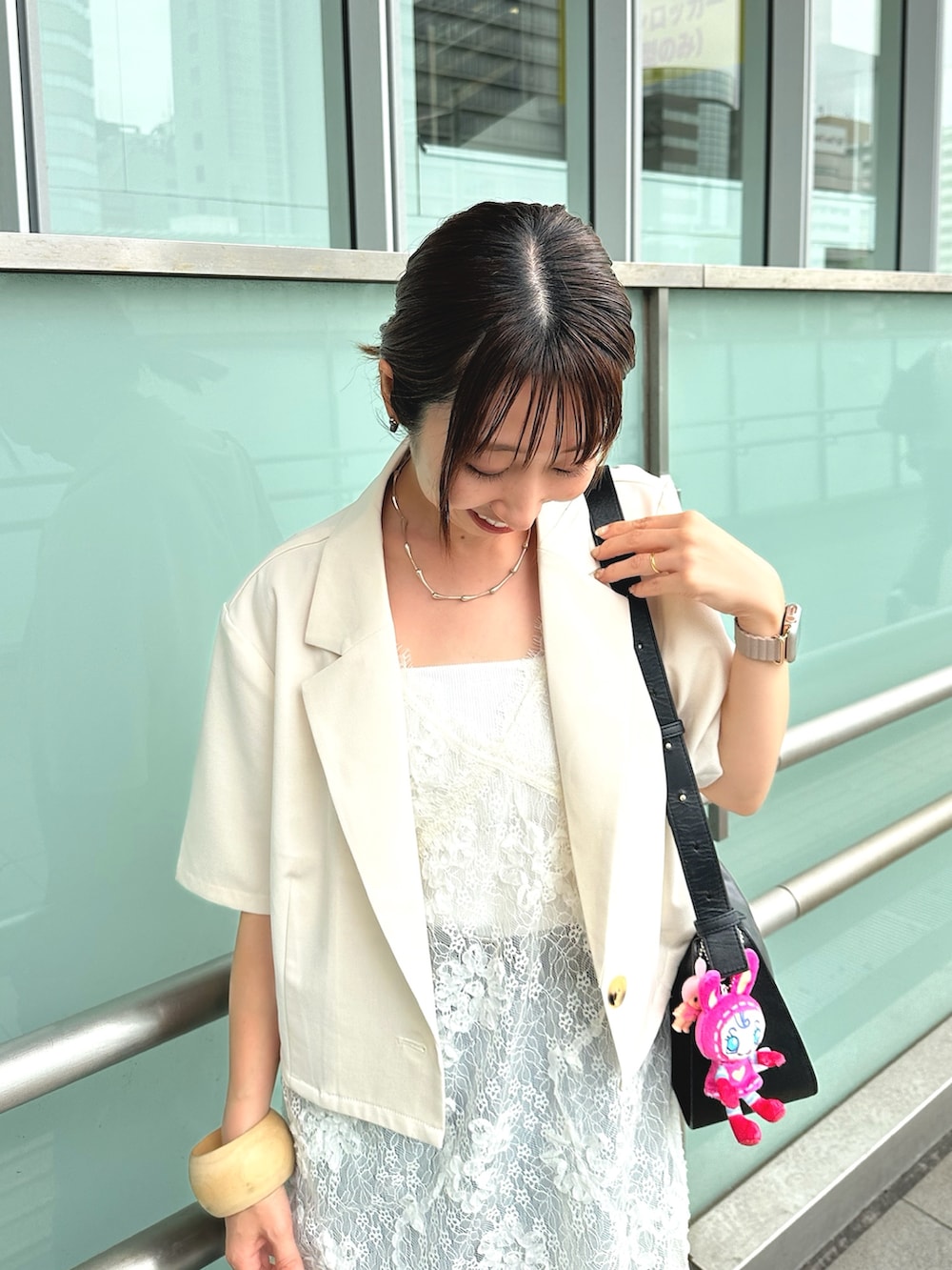 「ショルダーバッグ、サンダル、デニム、夏ファッション、大人可愛い、低身長女子、ウーフォス、レース、チュニック、ジャケット、半袖ジャケット、デニムパンツ、ママコーデ、ママファッション、mystic」｜「mysticのレースVキャミチュニック（シャツ/ブラウス、ホワイト系）」を使った、YURIさん（骨格ウェーブ・レディース・153cm）の春コーディネートの2枚目の写真