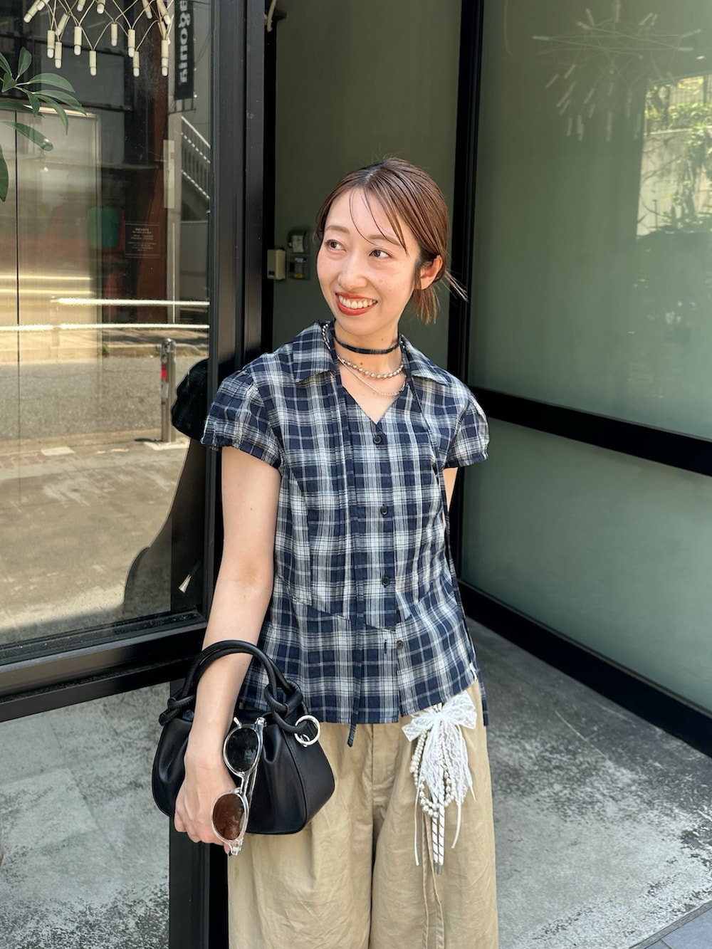 ブルー系のシャツ/ブラウス、ベージュ系のその他パンツ、シルバー系のサンダルを着用したレディースの春コーディネートの2枚目の写真