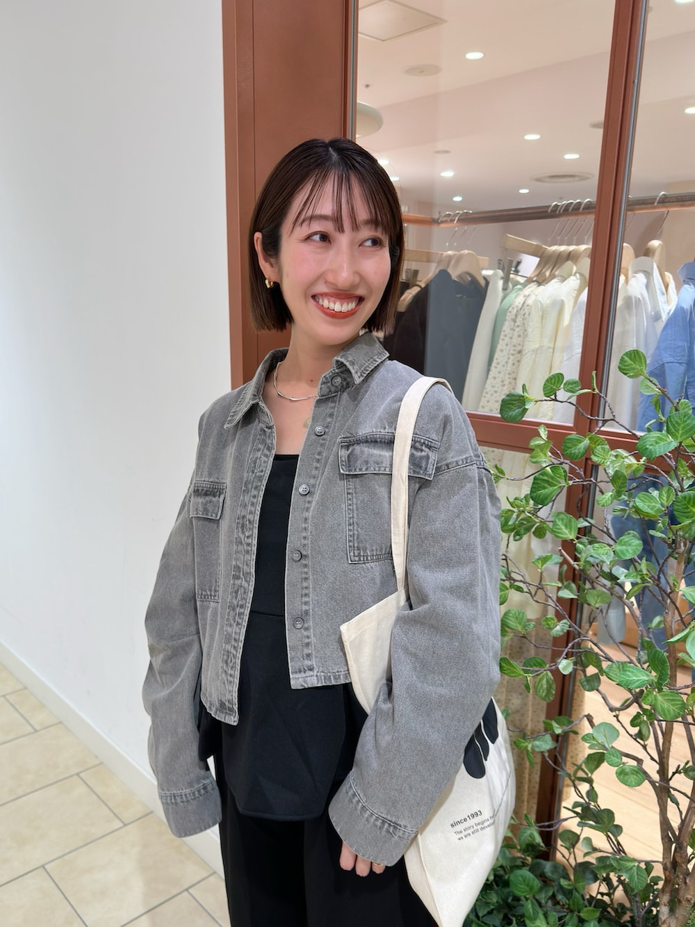 「シンプルスタイル、大人かわいい、お出かけコーデ、オールインワン、サロペット、キャミサロペット、モノトーン、ワントーンコーデ、オケージョン、オケージョンスタイル、結婚式コーデ、結婚式、デニムジャケット、デニムシャツ、マタニティコーデ」｜「mysticの【2色展開】デニムショートシャツ（シャツ/ブラウス、グレー系）」を使った、YURIさん（レディース・153cm）の春コーディネートの2枚目の写真