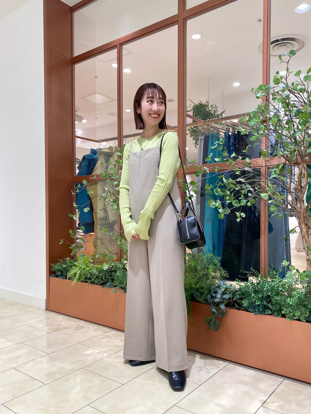 「ほめられ本命コーデ、サロペット、オールインワン、オトナカジュアル、春コーデ、低身長、ママコーデ、ママファッション、30代コーデ、ブーツ、ミスティック(mystic)、楽チンコーデ、春カラー、ベージュ、骨格ウェーブ」｜「mysticの【2サイズ展開】キャミサロペット（サロペット/オーバーオール、ベージュ系）」を使った、YURIさん（レディース・153cm）の冬コーディネートの2枚目の写真