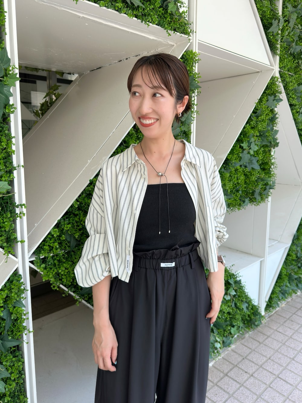 「きれいめカジュアル、シンプルコーデ、韓国ファッション、お出かけコーデ、モノトーン、夏服コーデ、パンツコーデ、イージーパンツ、メッシュパンプス、パンプス、ストライプ、ストライプシャツ、ショート丈トップス、シャツスタイル、ママコーデ」｜「mysticのフリルイージーパンツ（その他パンツ、ブラック系）」を使った、YURIさん（骨格ウェーブ・レディース・153cm）の夏コーディネートの2枚目の写真