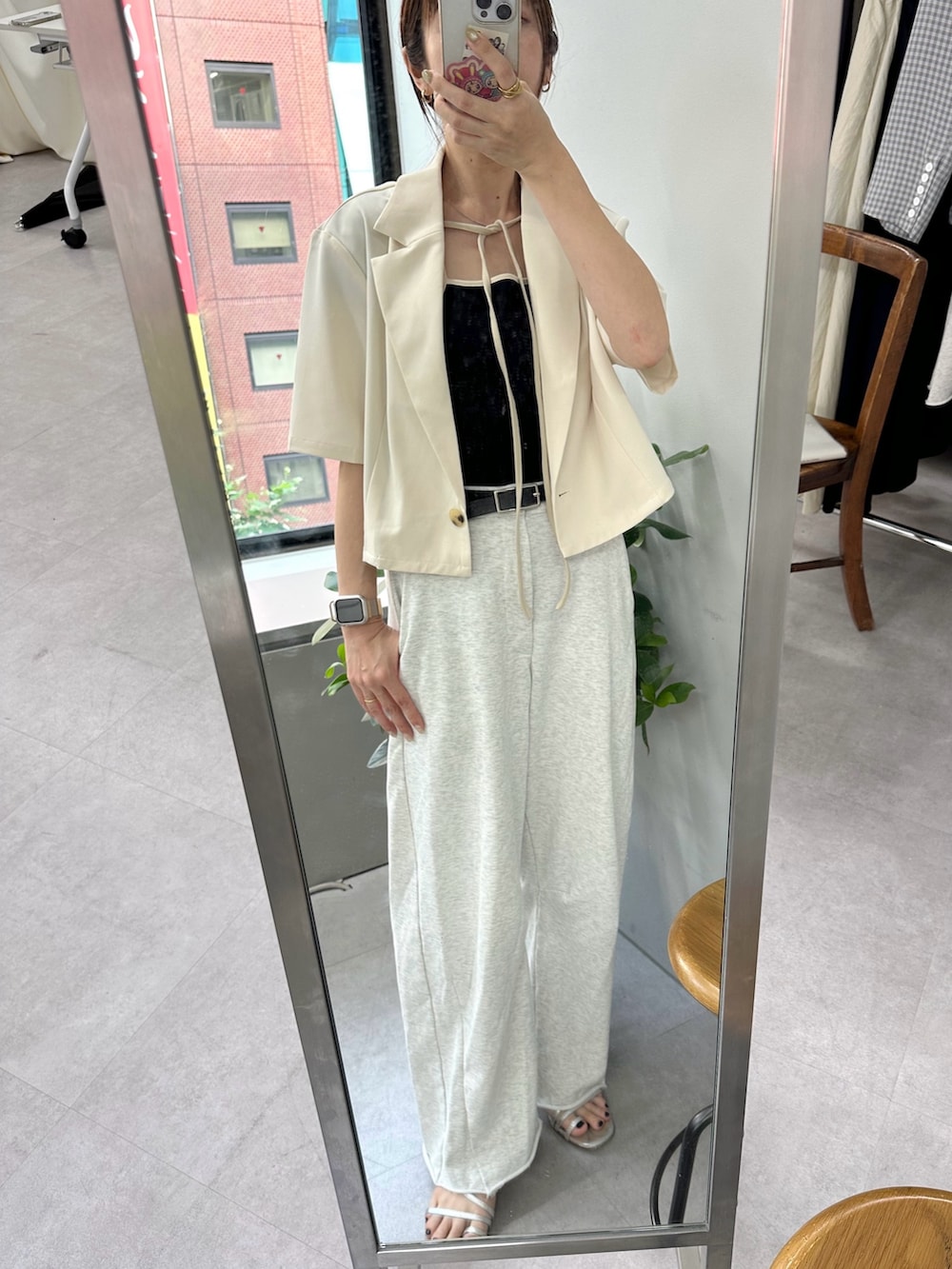 「サンダル、大人コーデ、低身長女子、夏服コーデ、ジャケット、ジャケットコーデ、スウェット、スウェットパンツ、チョーカー、チョーカートップス、ミスティック(mystic)、ママコーデ、ママファッション、カジュアル、カジュアルコーデ」｜「mysticのカーブスウェットパンツ（スウェットパンツ、グレー系）」を使った、YURIさん（骨格ウェーブ・レディース・153cm）の春コーディネートの3枚目の写真